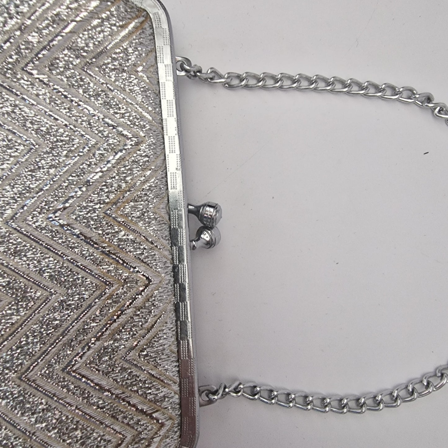 Vintage 1960s Silver Metallic Brocade Clutch Bag Chevron Evening Kiss Lock Frame – photo 4