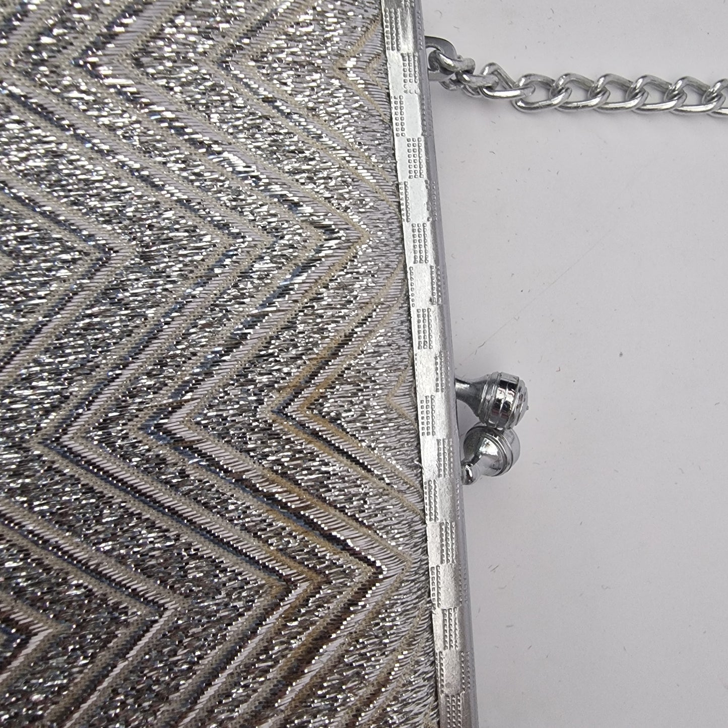 Vintage 1960s Silver Metallic Brocade Clutch Bag Chevron Evening Kiss Lock Frame – photo 5