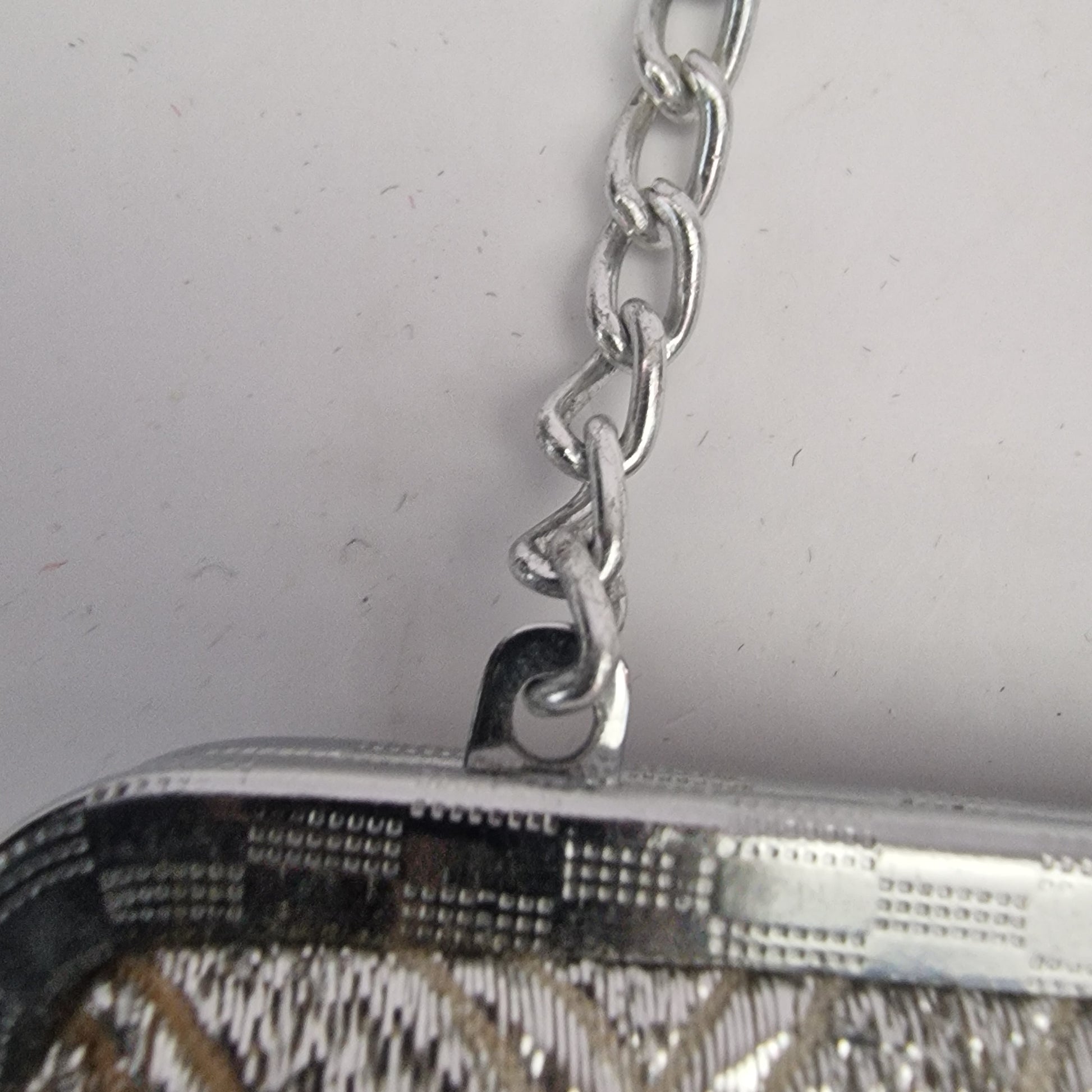 Vintage 1960s Silver Metallic Brocade Clutch Bag Chevron Evening Kiss Lock Frame – photo 6