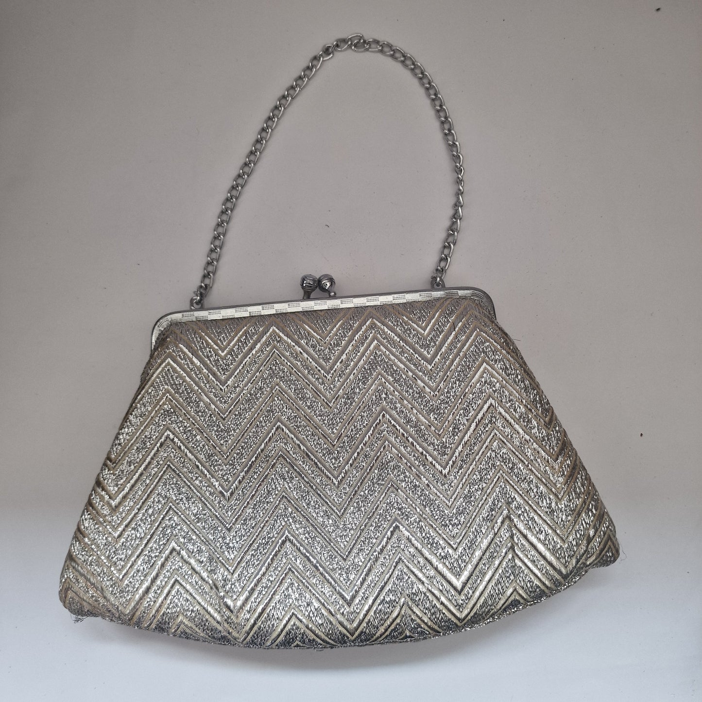 Vintage 1960s Silver Metallic Brocade Clutch Bag Chevron Evening Kiss Lock Frame – photo 7