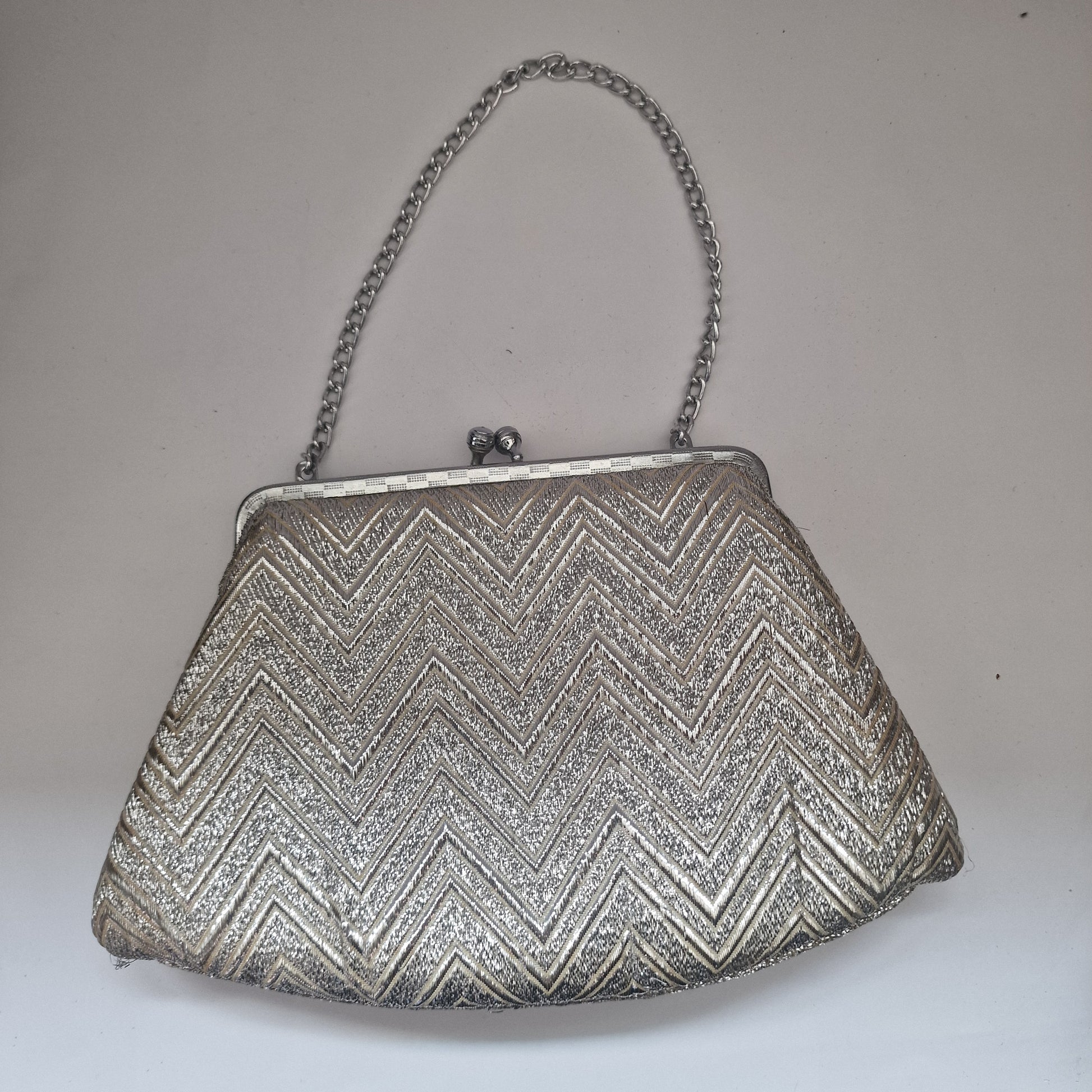 Vintage 1960s Silver Metallic Brocade Clutch Bag Chevron Evening Kiss Lock Frame – photo 7