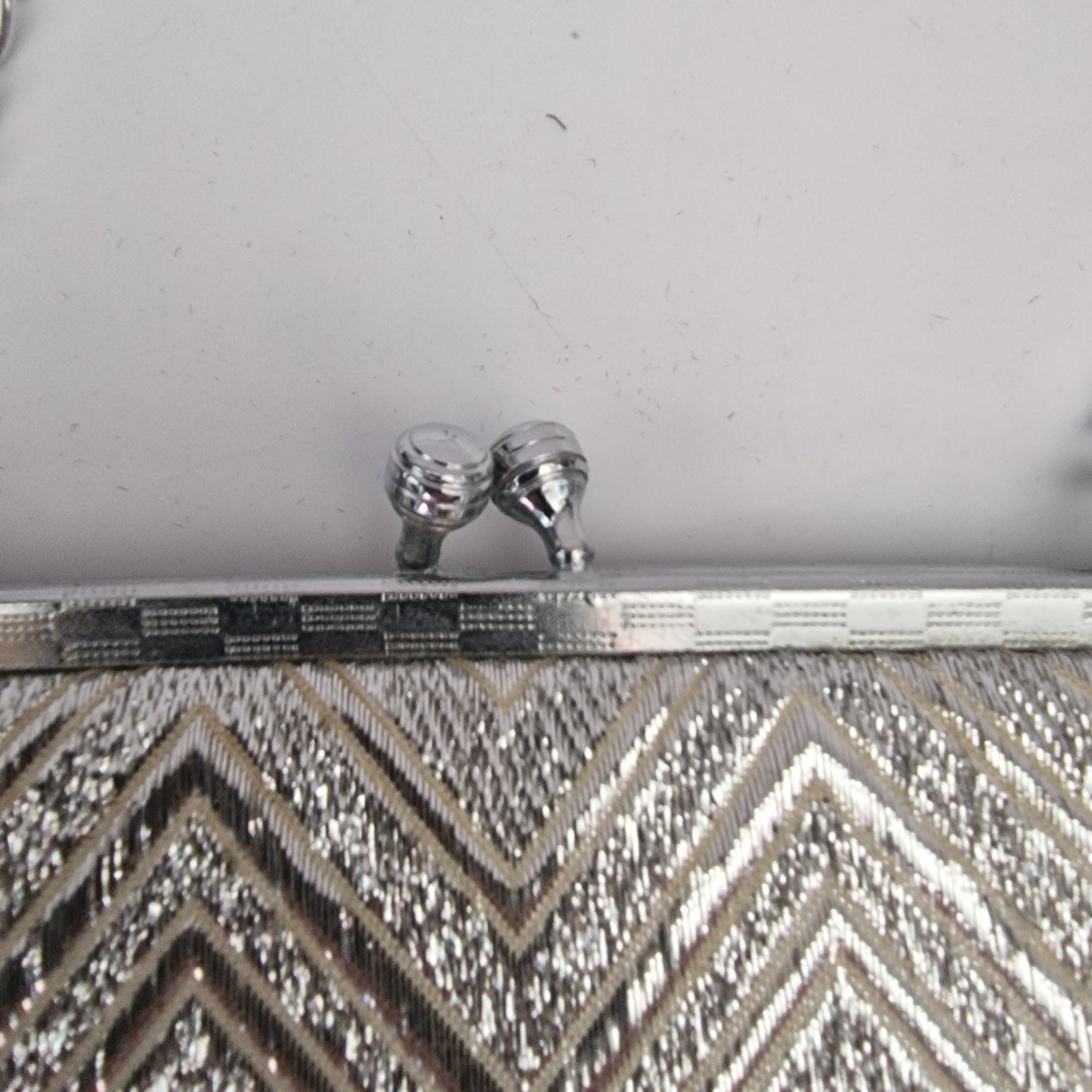 Vintage 1960s Silver Metallic Brocade Clutch Bag Chevron Evening Kiss Lock Frame – photo 8