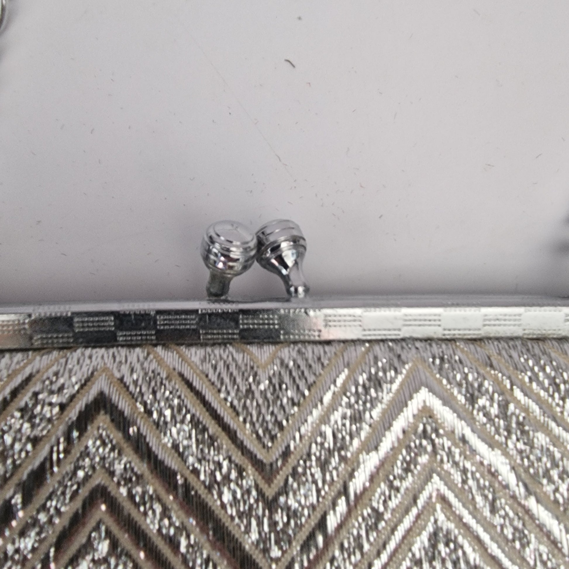 Vintage 1960s Silver Metallic Brocade Clutch Bag Chevron Evening Kiss Lock Frame – photo 8