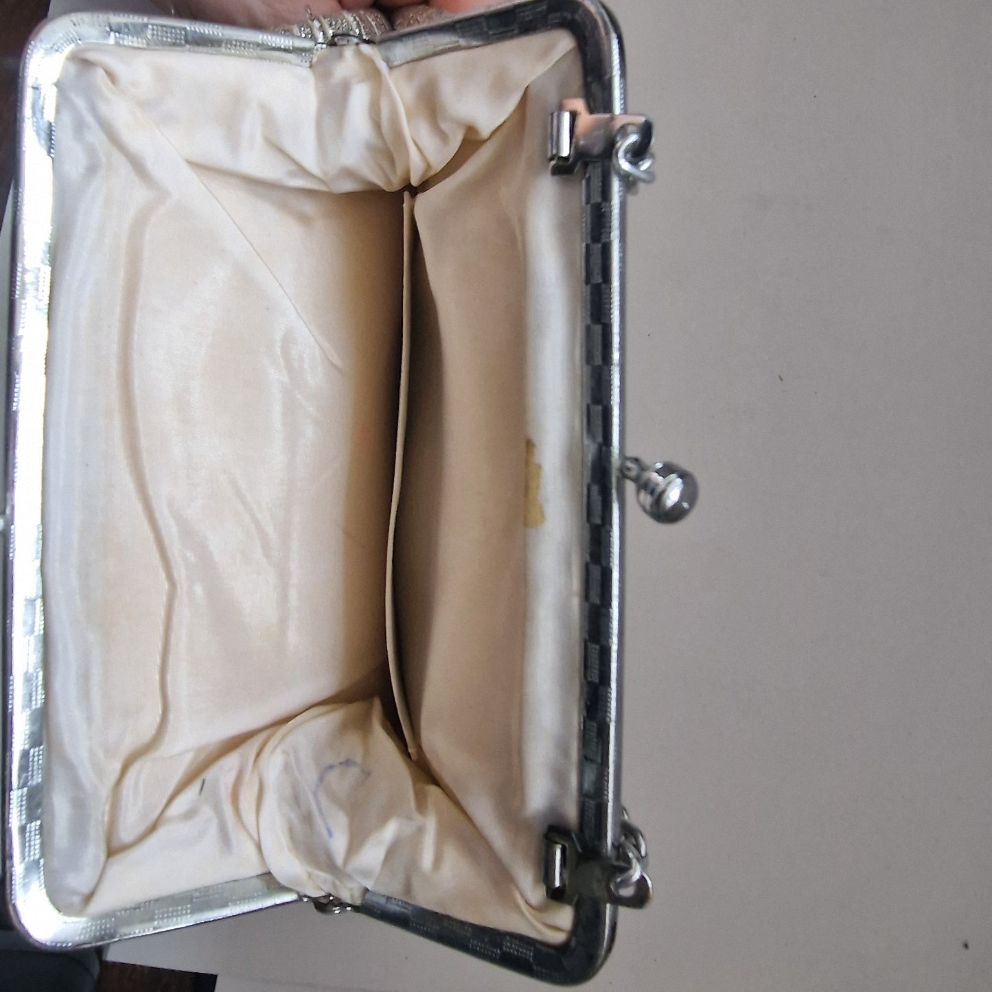 Vintage 1960s Silver Metallic Brocade Clutch Bag Chevron Evening Kiss Lock Frame – photo 9