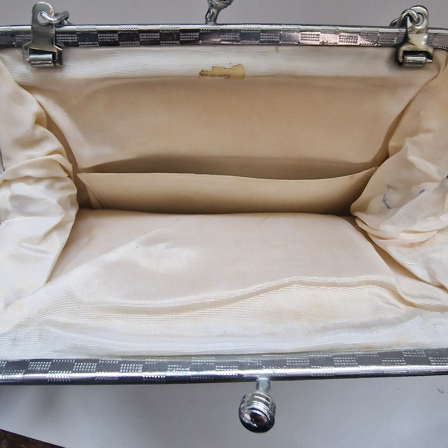 Vintage 1960s Silver Metallic Brocade Clutch Bag Chevron Evening Kiss Lock Frame – photo 10