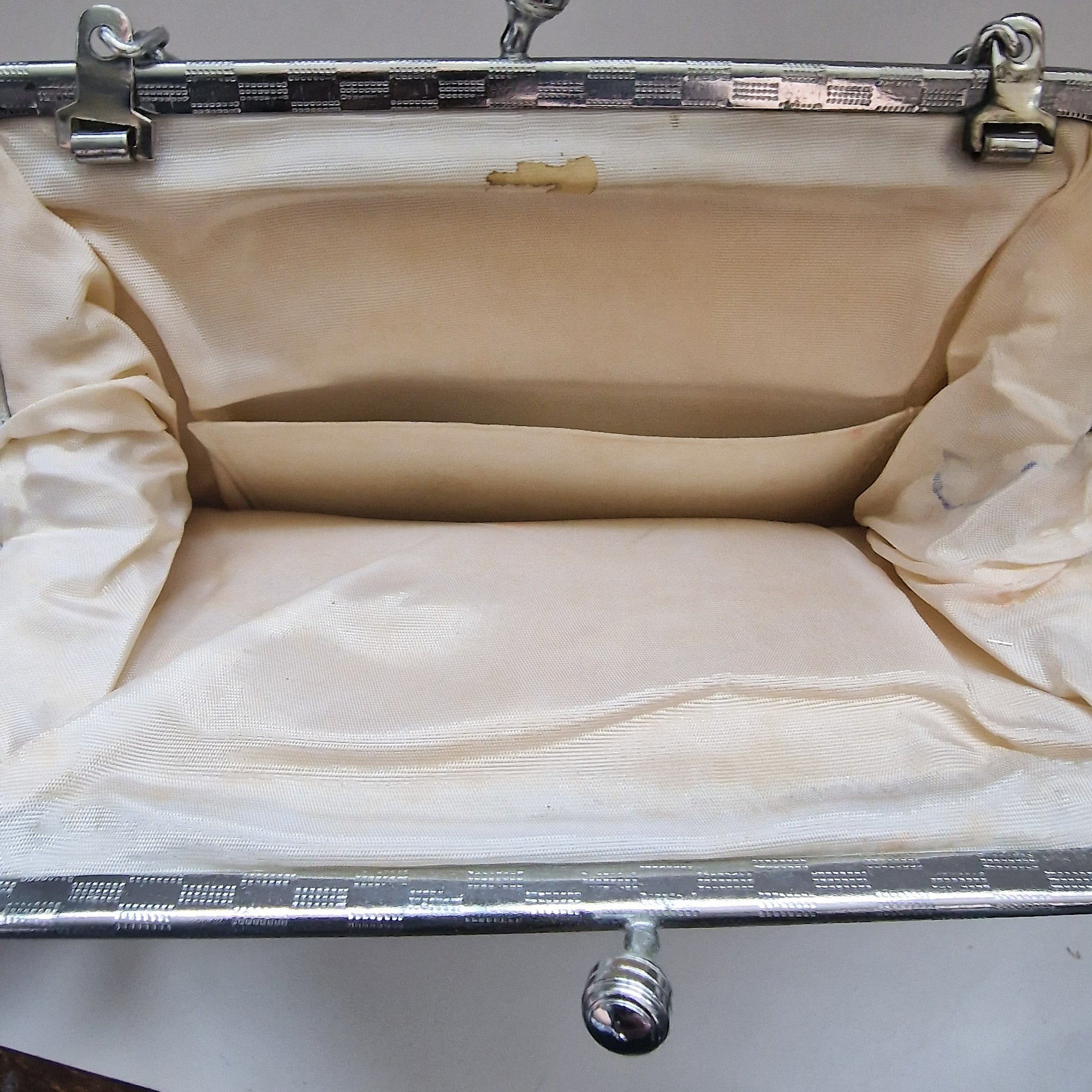 Vintage 1960s Silver Metallic Brocade Clutch Bag Chevron Evening Kiss Lock Frame – photo 10