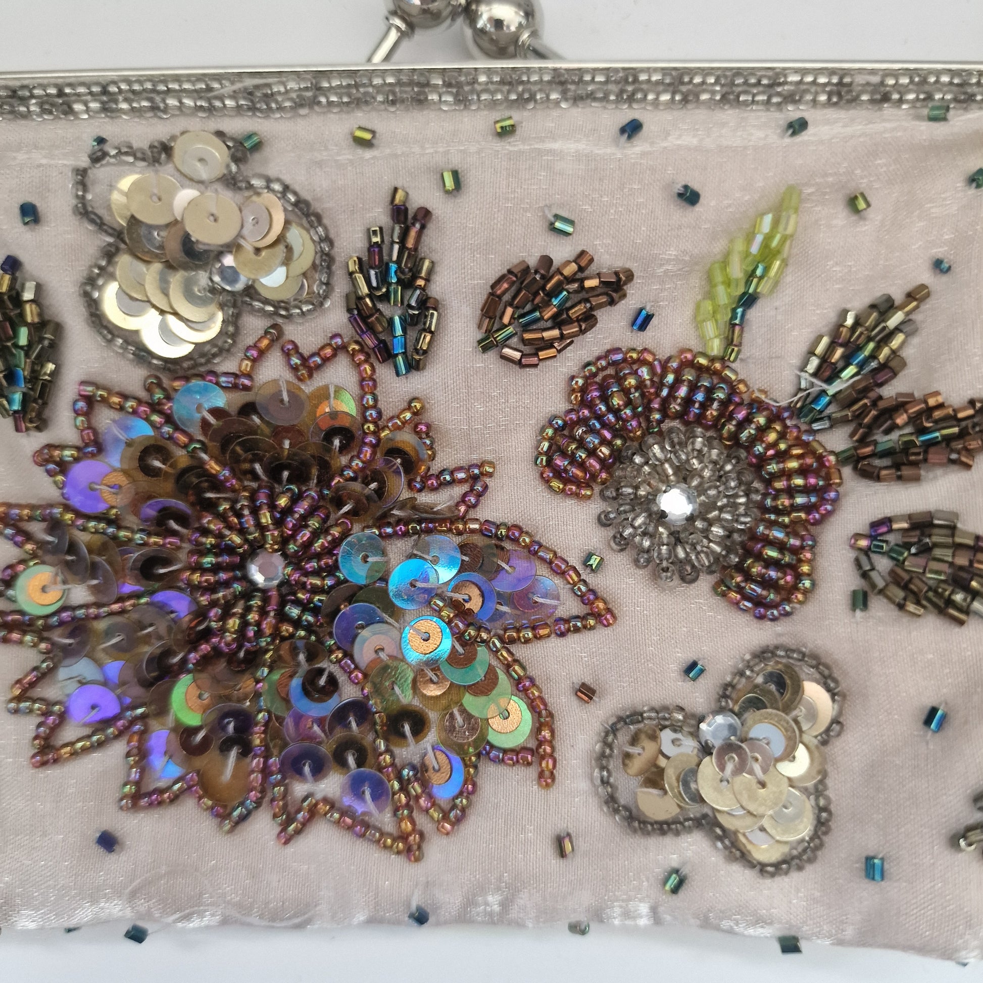 Vintage 1990s Cream Fabric Beaded Sequin Floral Clutch Bag Silver Frame Clasp – photo 3