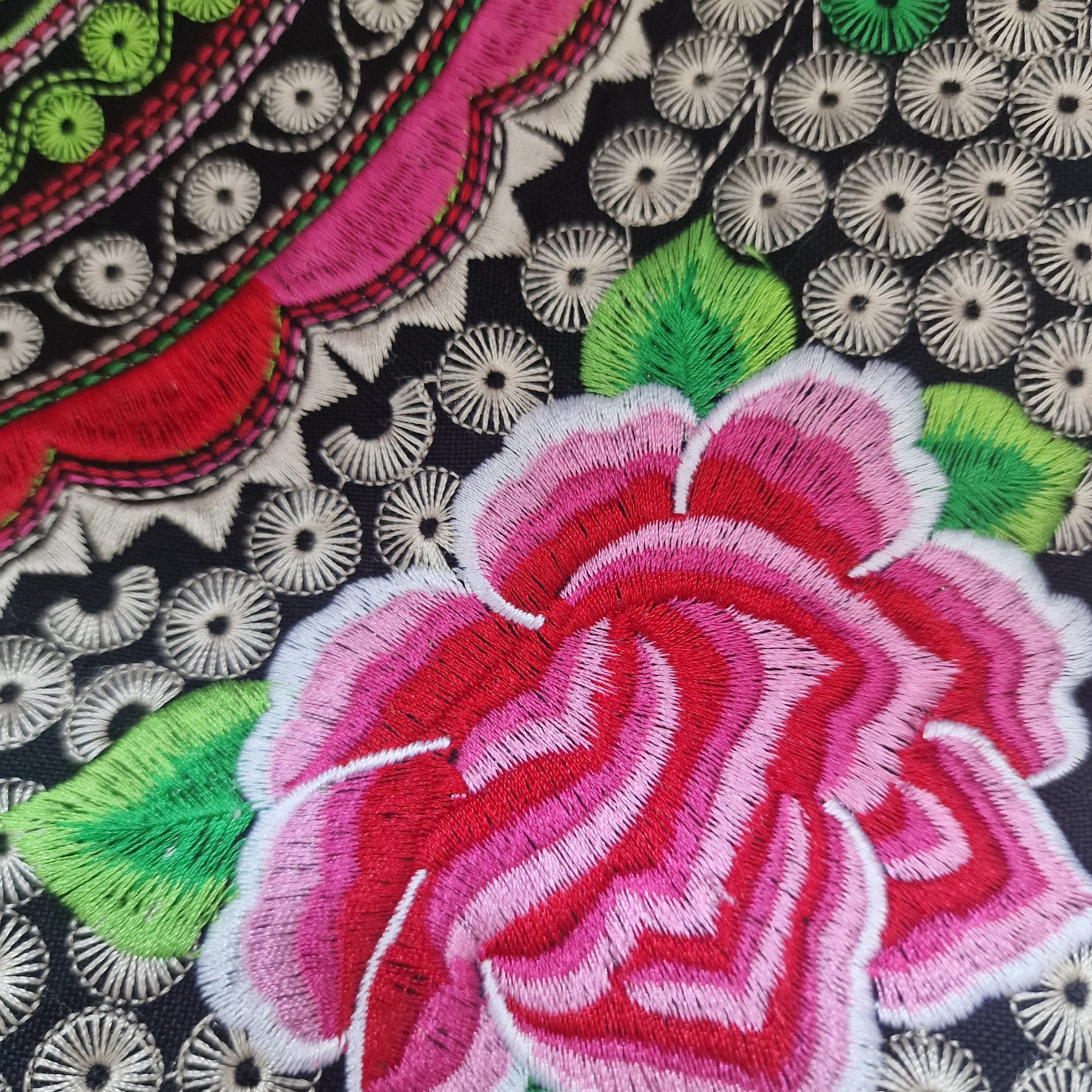 Vintage 1990s Black Embroidered Floral Fabric Shoulder Bag Boho Ethnic Rose Zip – photo 2