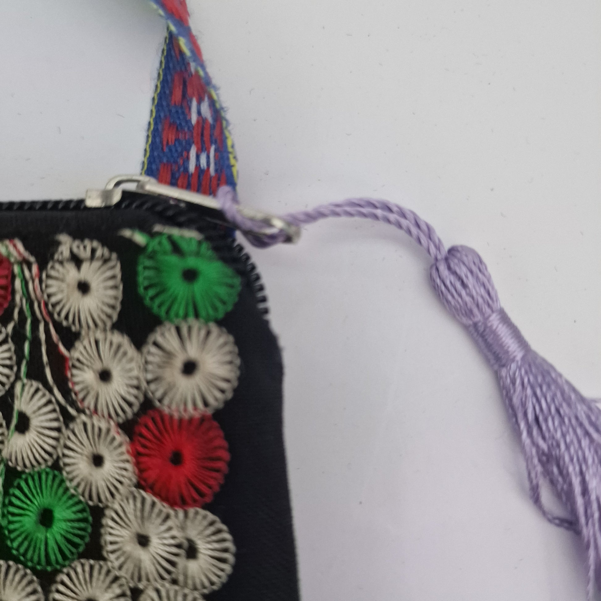 Vintage 1990s Black Embroidered Floral Fabric Shoulder Bag Boho Ethnic Rose Zip – photo 5