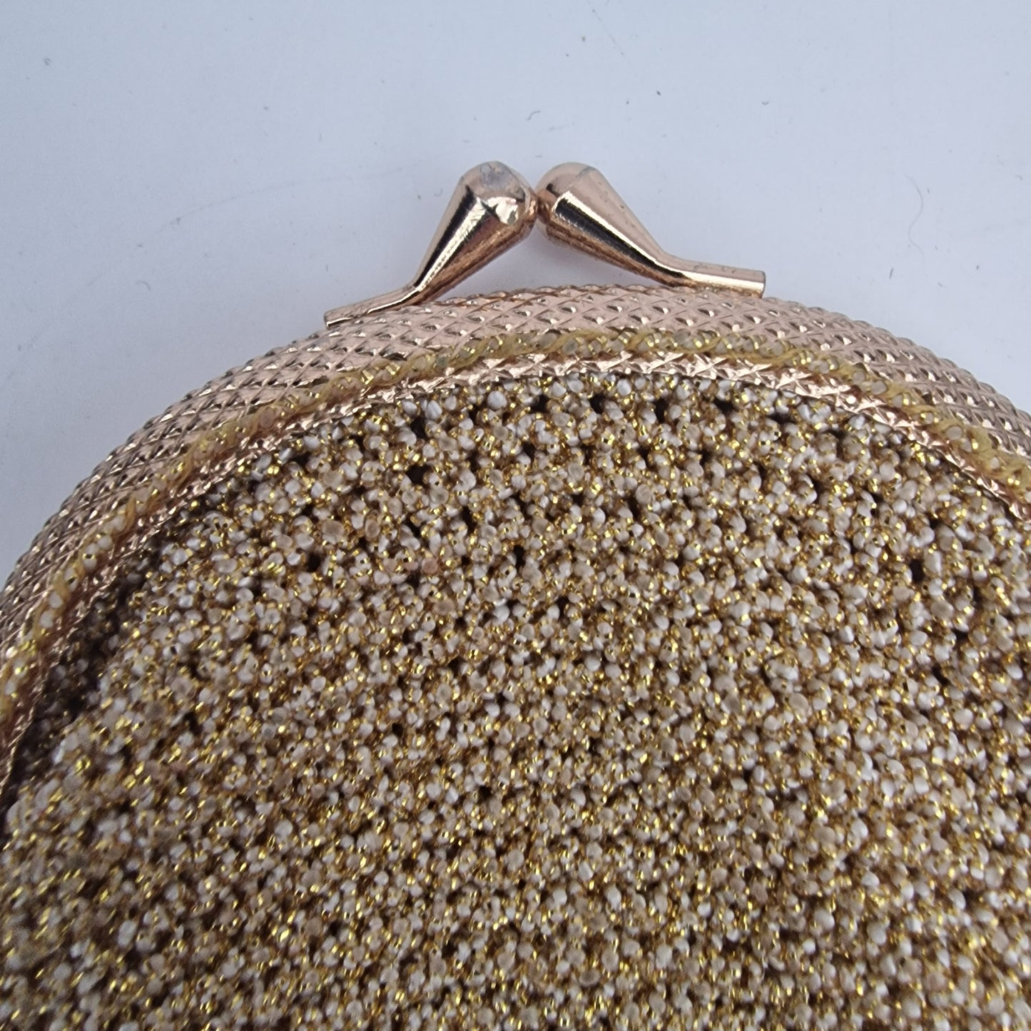Vintage 1970s Gold Metallic Crocheted Round Coin Purse Kiss-Lock Clasp Frame Bag – photo 2