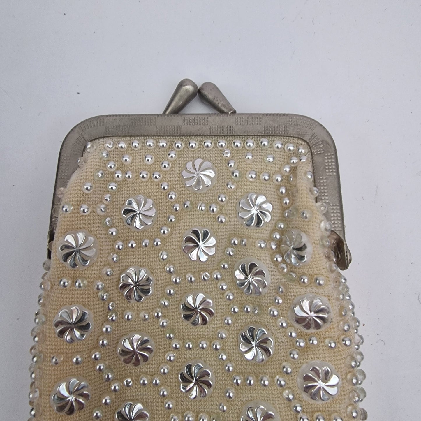 Vintage 1970s Beaded Fabric Coin Purse Silver-Tone Metal Floral Kiss-Lock Clasp – photo 2