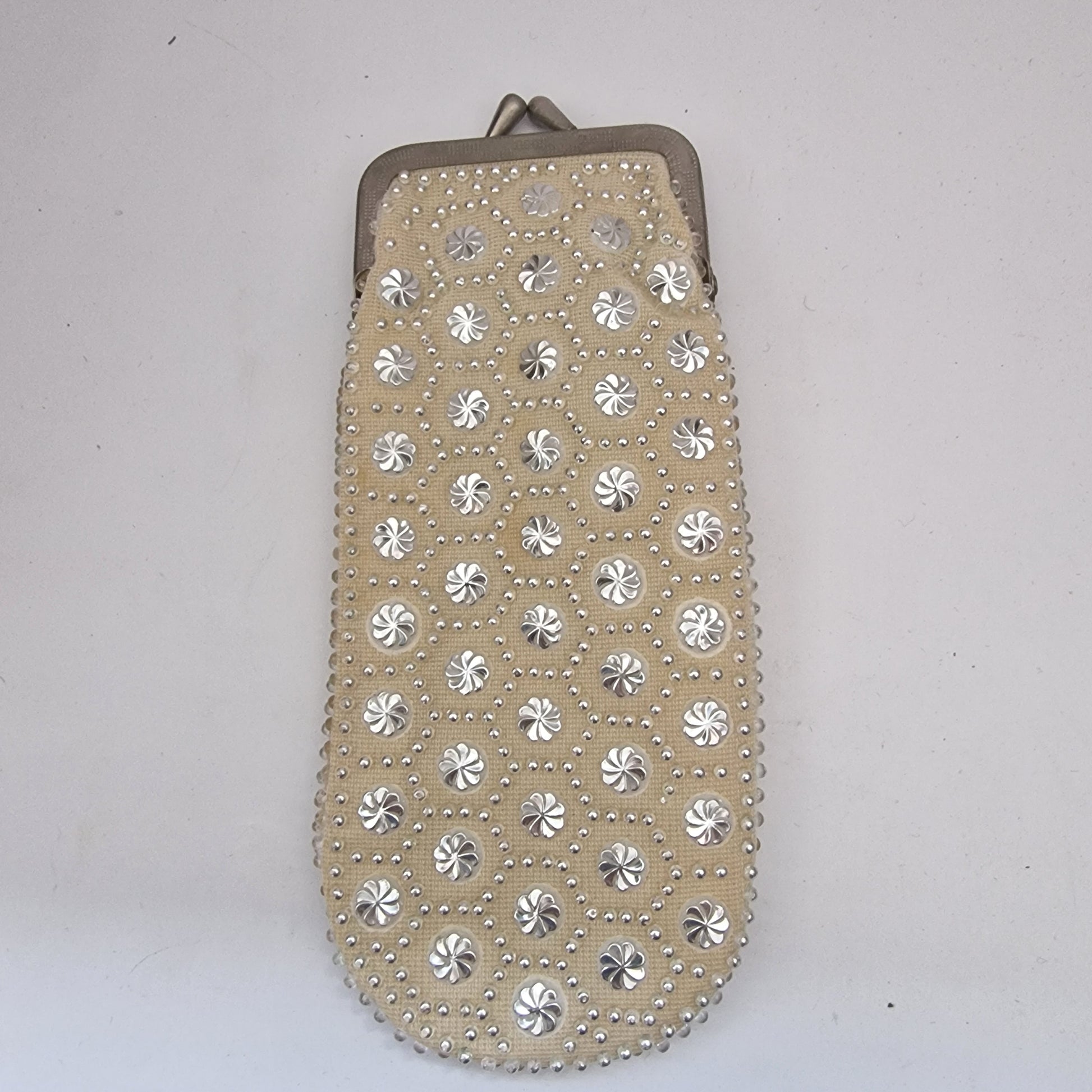 Vintage 1970s Beaded Fabric Coin Purse Silver-Tone Metal Floral Kiss-Lock Clasp – photo 3