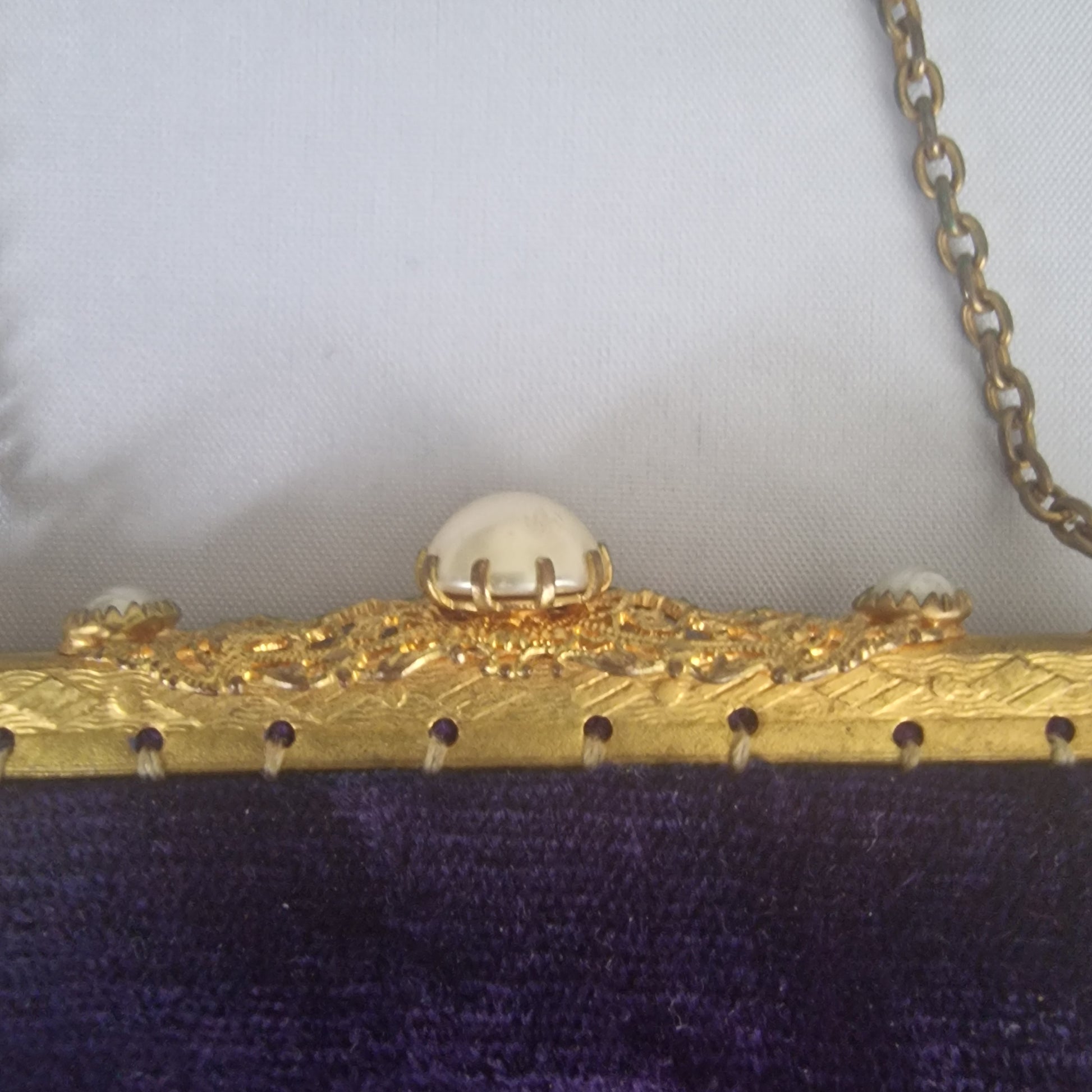 Vintage 1960s Purple Velvet Evening Clutch Gold-Tone Ornate Frame Clasp Chain – photo 4