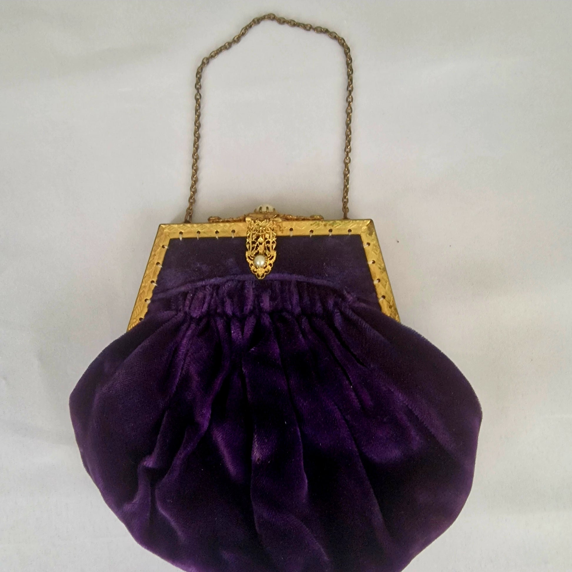 Vintage 1960s Purple Velvet Evening Clutch Gold-Tone Ornate Frame Clasp Chain – photo 7