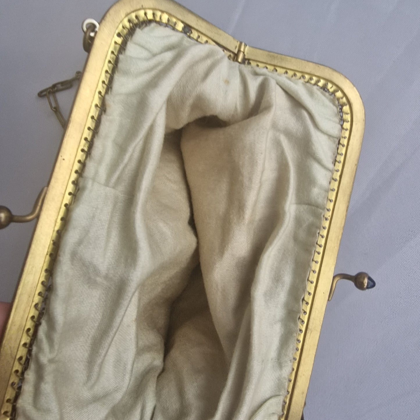 Vintage 1920s Gold-Tone Metal Mesh Evening Clutch Floral Painted Art Deco Frame – photo 6