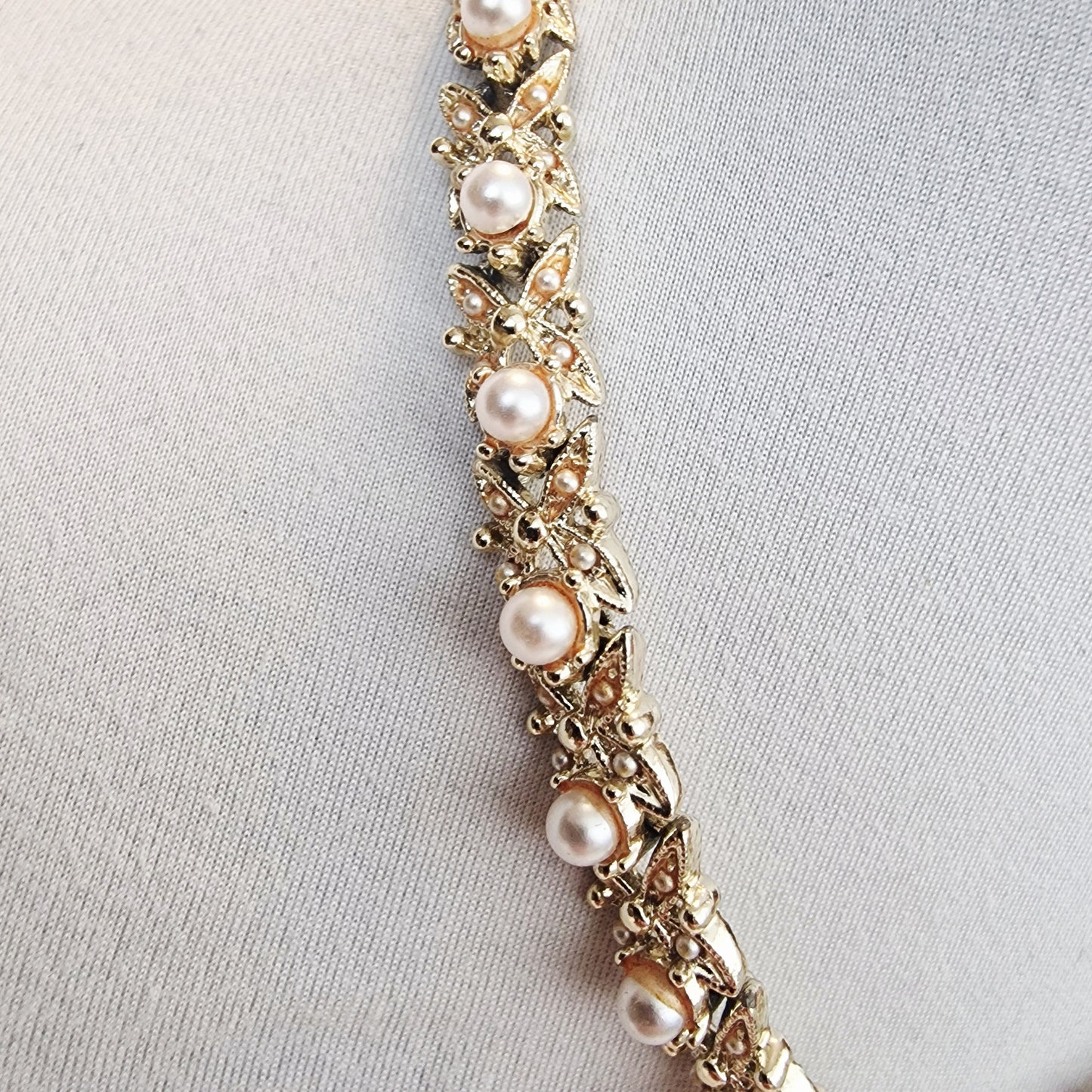 Vintage 1970s Gold-Tone Pearl Statement Collar Necklace Botanical Linked Chain – photo 2