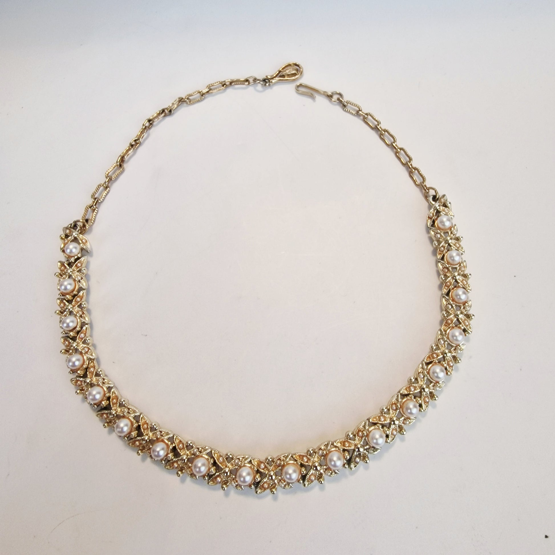 Vintage 1970s Gold-Tone Pearl Statement Collar Necklace Botanical Linked Chain – photo 3