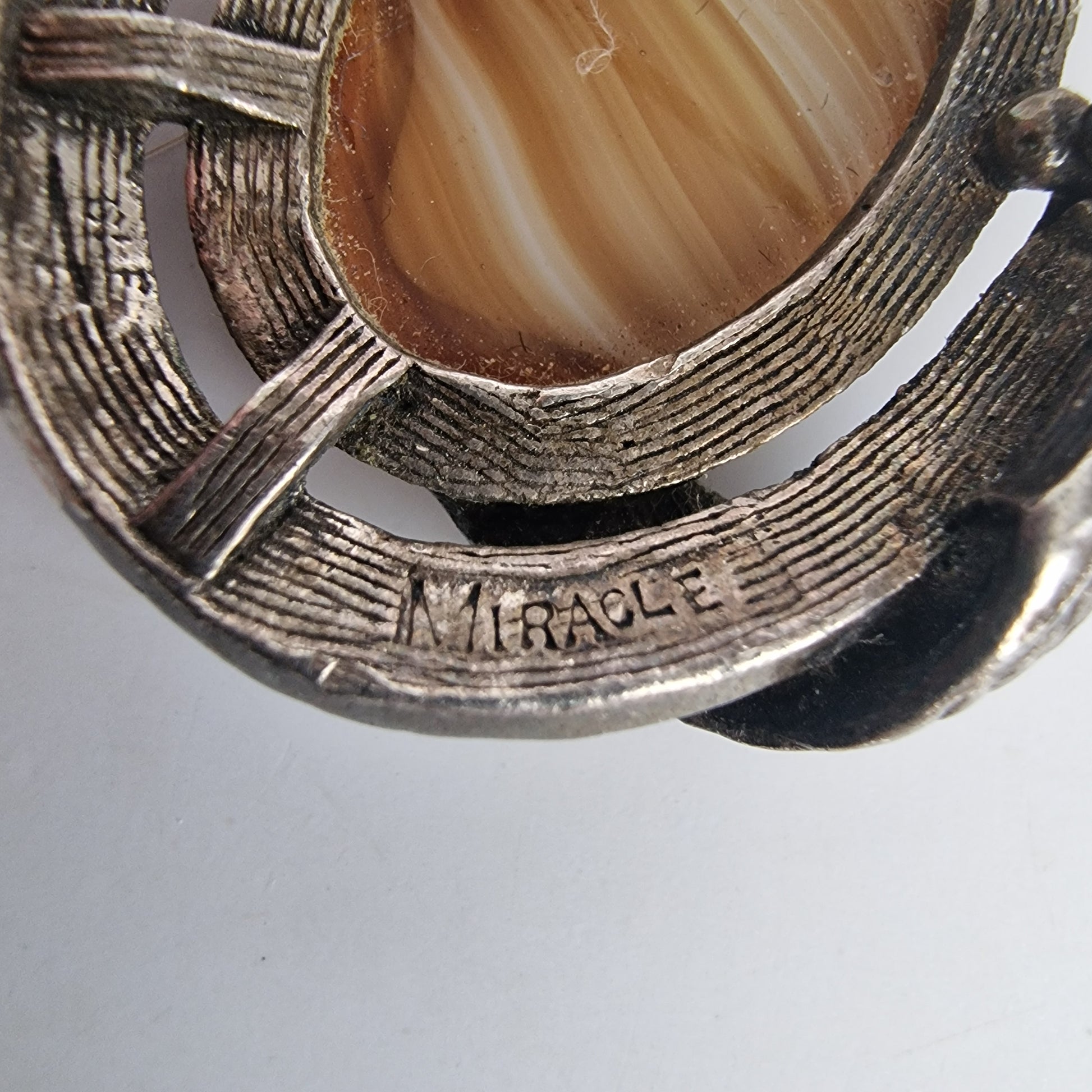 Vintage Miracle 1970s Bronze-Tone Celtic Brooch Agate Cabochon Interlaced Pin – photo 3