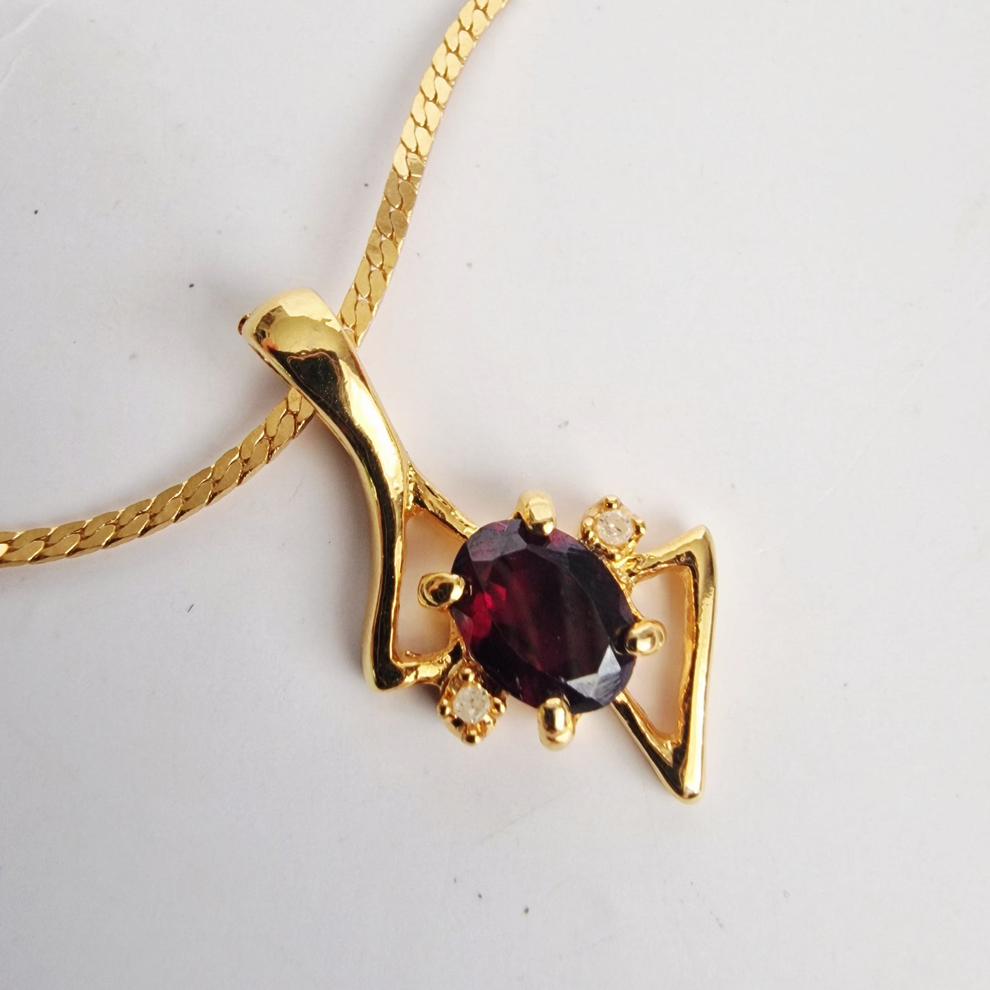 Vintage 1980s Gold-Tone Geometric Pendant Necklace Red Stone Costume Jewellery – photo 2