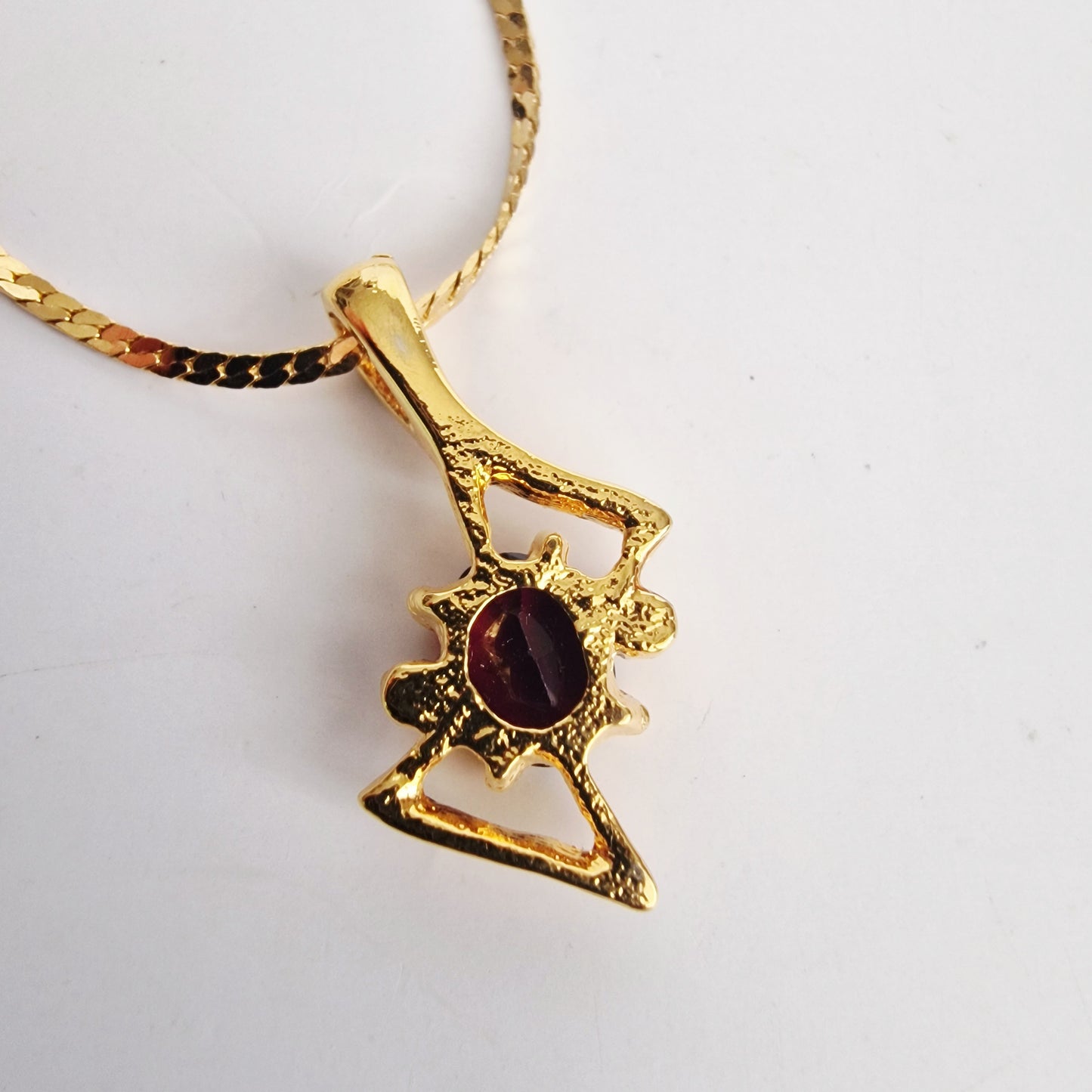 Vintage 1980s Gold-Tone Geometric Pendant Necklace Red Stone Costume Jewellery – photo 3