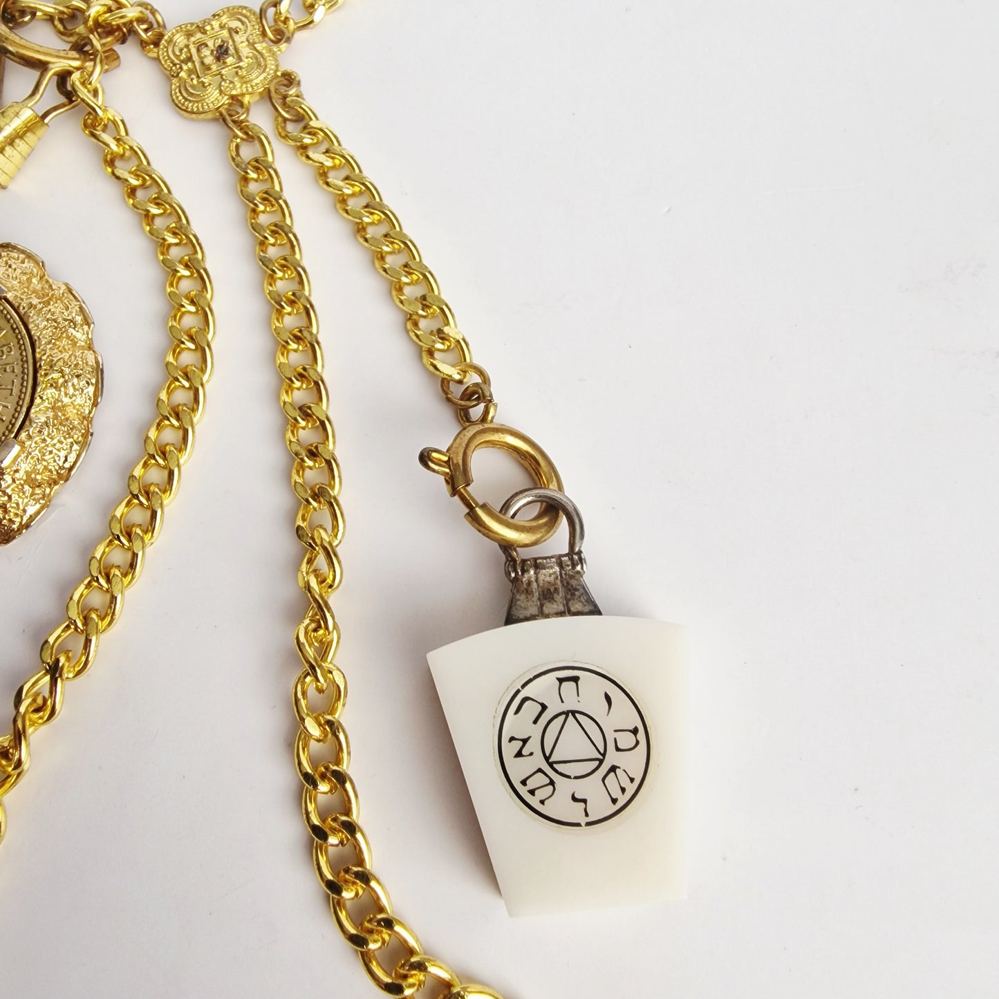 Vintage 1980s Gold-Tone Coin Charm Necklace Toggle Clasp Halfpenny Curb Chain – photo 4