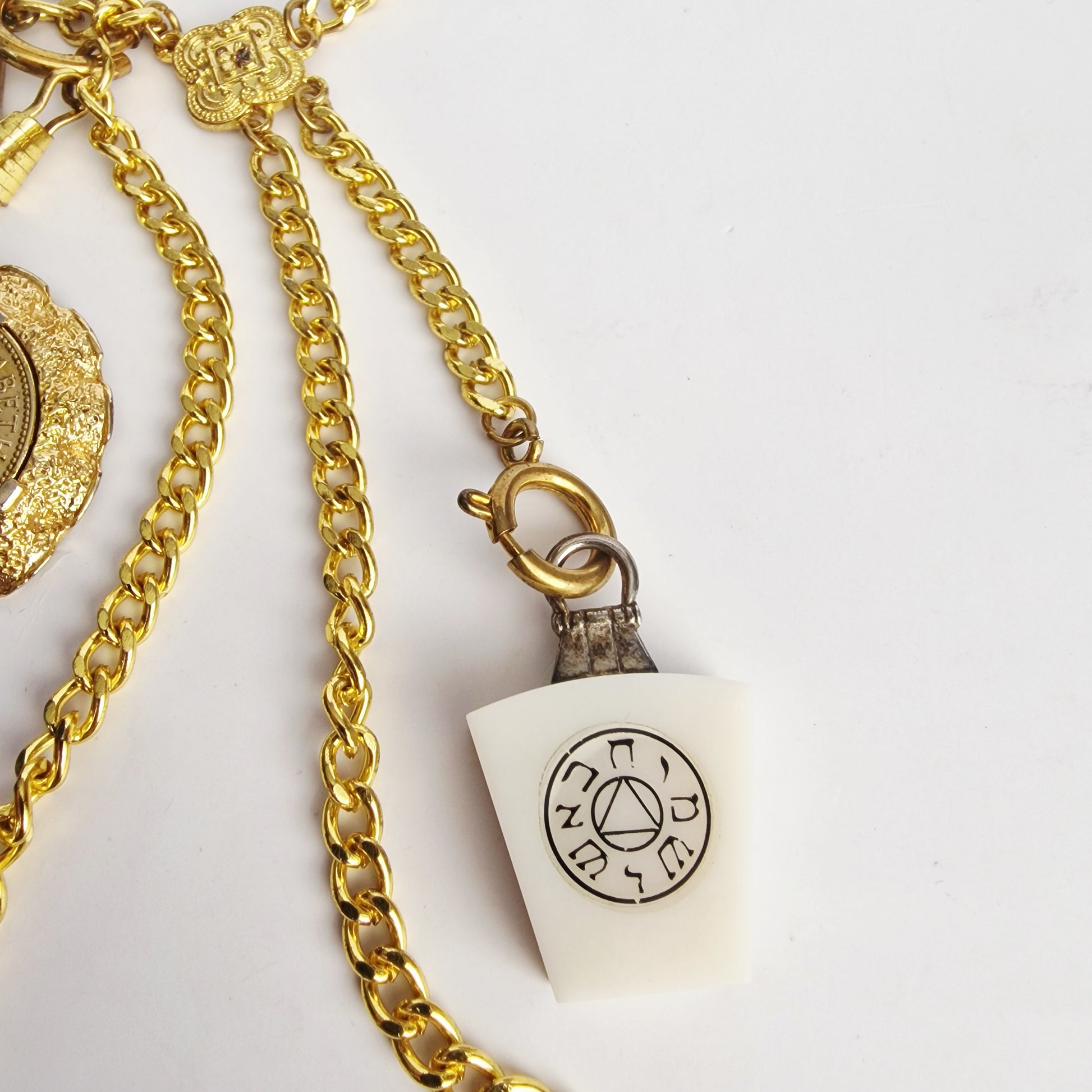 Vintage 1980s Gold-Tone Coin Charm Necklace Toggle Clasp Halfpenny Curb Chain – photo 4