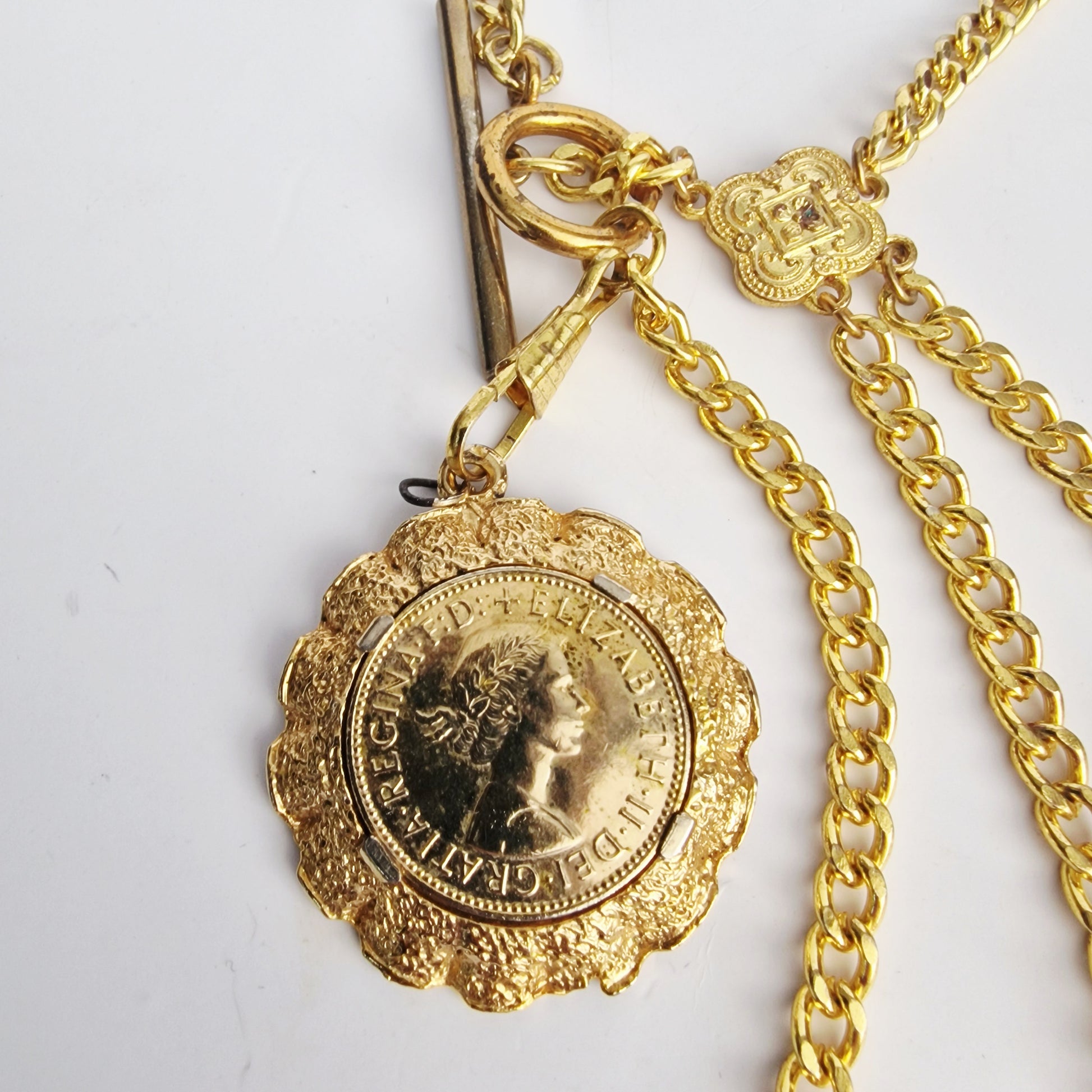 Vintage 1980s Gold-Tone Coin Charm Necklace Toggle Clasp Halfpenny Curb Chain – photo 5
