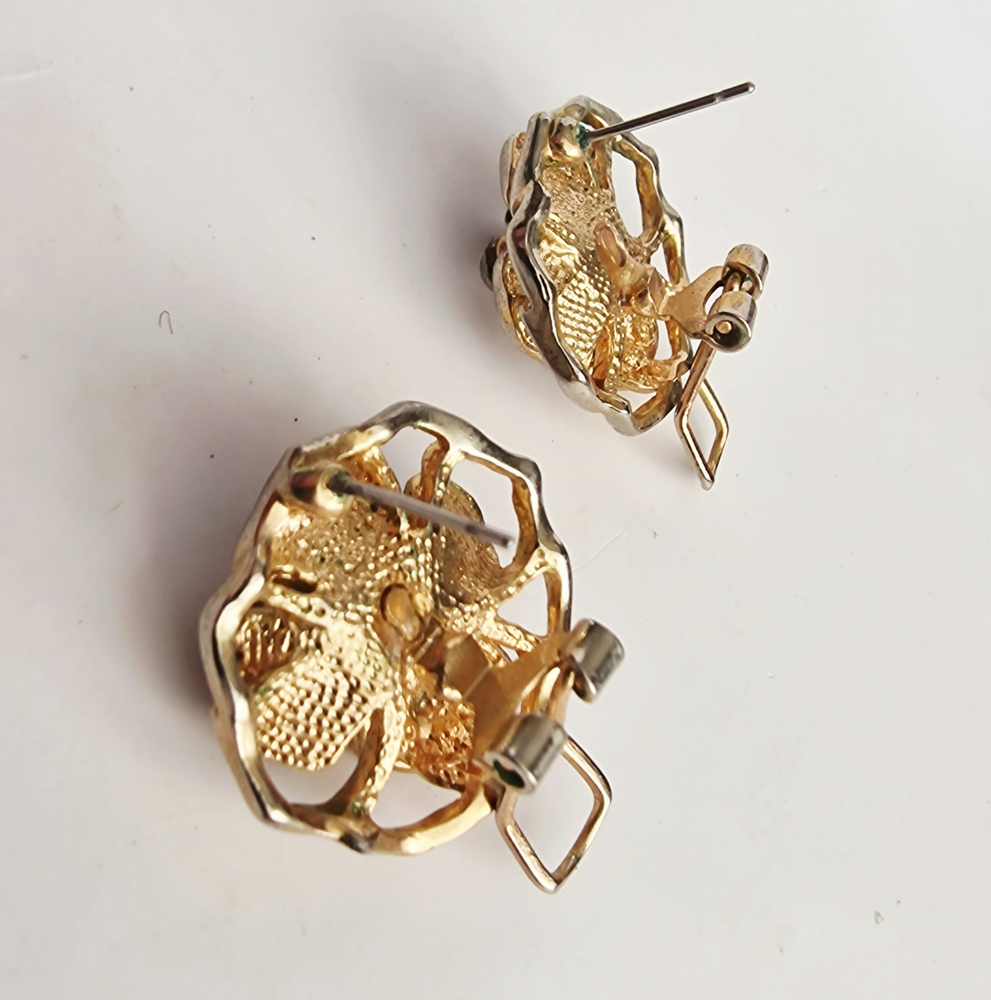 Vintage 1980s Gold-Tone Openwork Floral Dome Pierced Earrings Black Rhinestone – photo 3