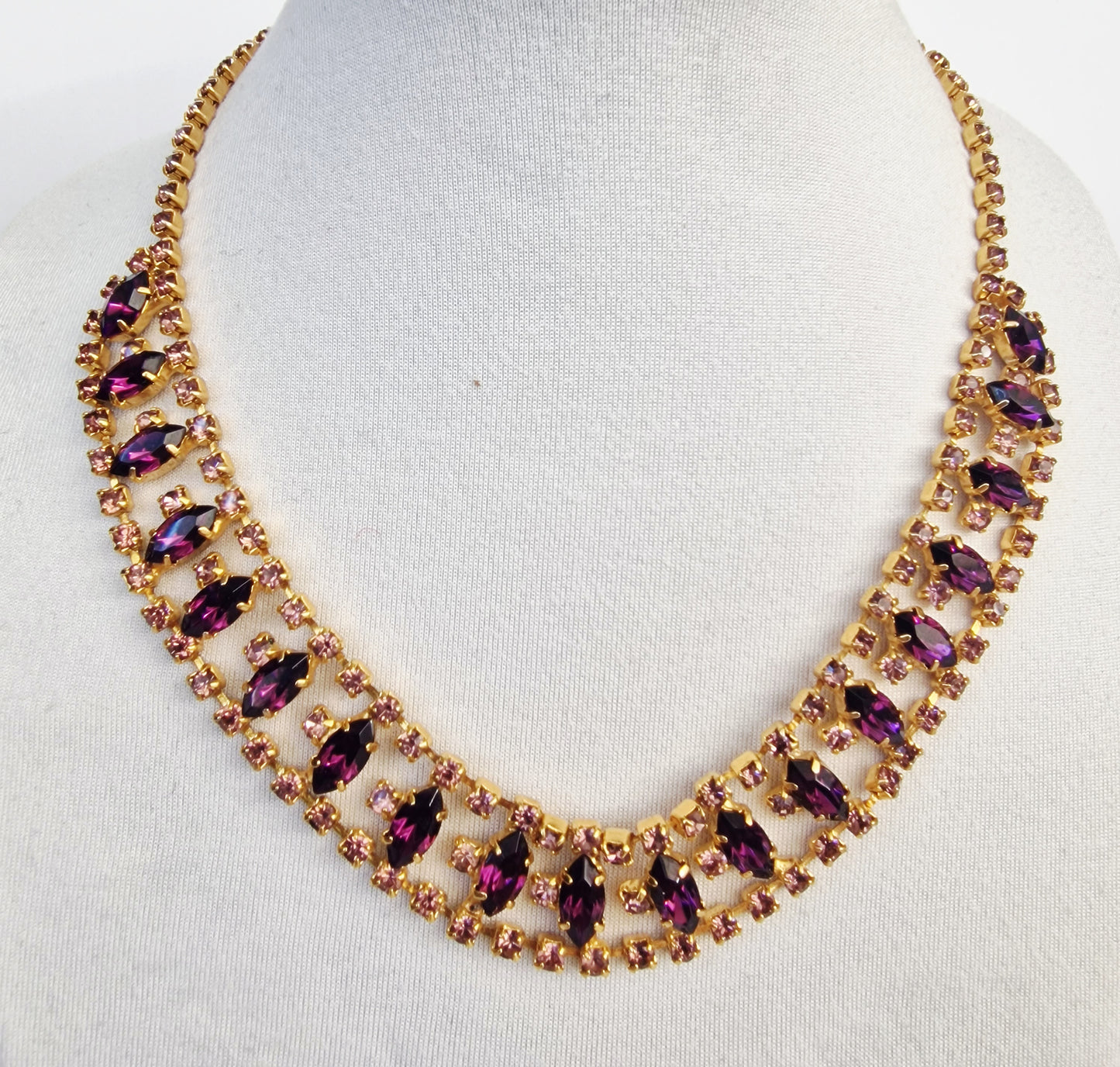 Vintage 1950s Gold-Tone Amethyst Rhinestone Bib Necklace Geometric Fan Lattice – photo 3