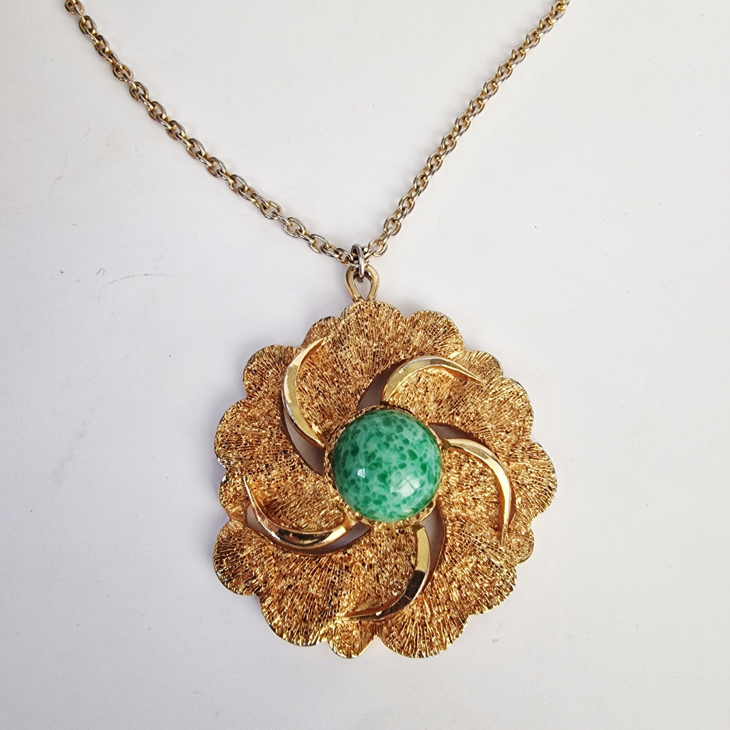 Vintage 1970s Gold-Tone Floral Statement Pendant Necklace Green Glass Cabochon – photo 2