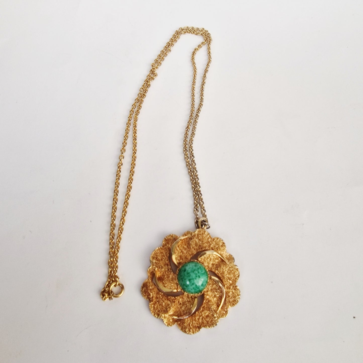 Vintage 1970s Gold-Tone Floral Statement Pendant Necklace Green Glass Cabochon – photo 3