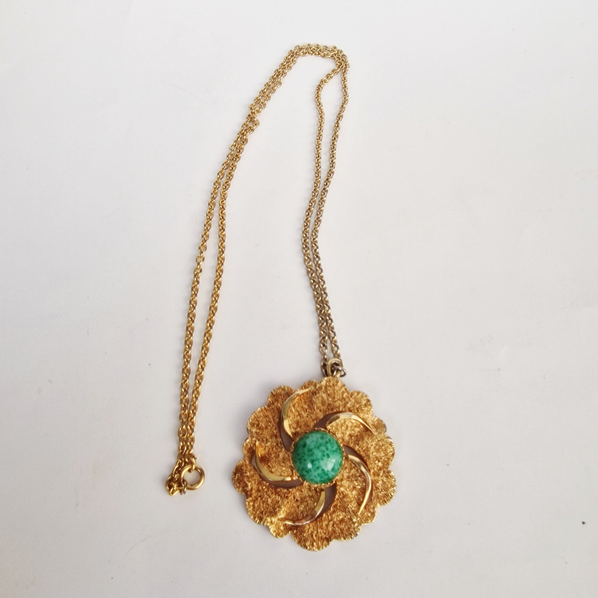 Vintage 1970s Gold-Tone Floral Statement Pendant Necklace Green Glass Cabochon – photo 3