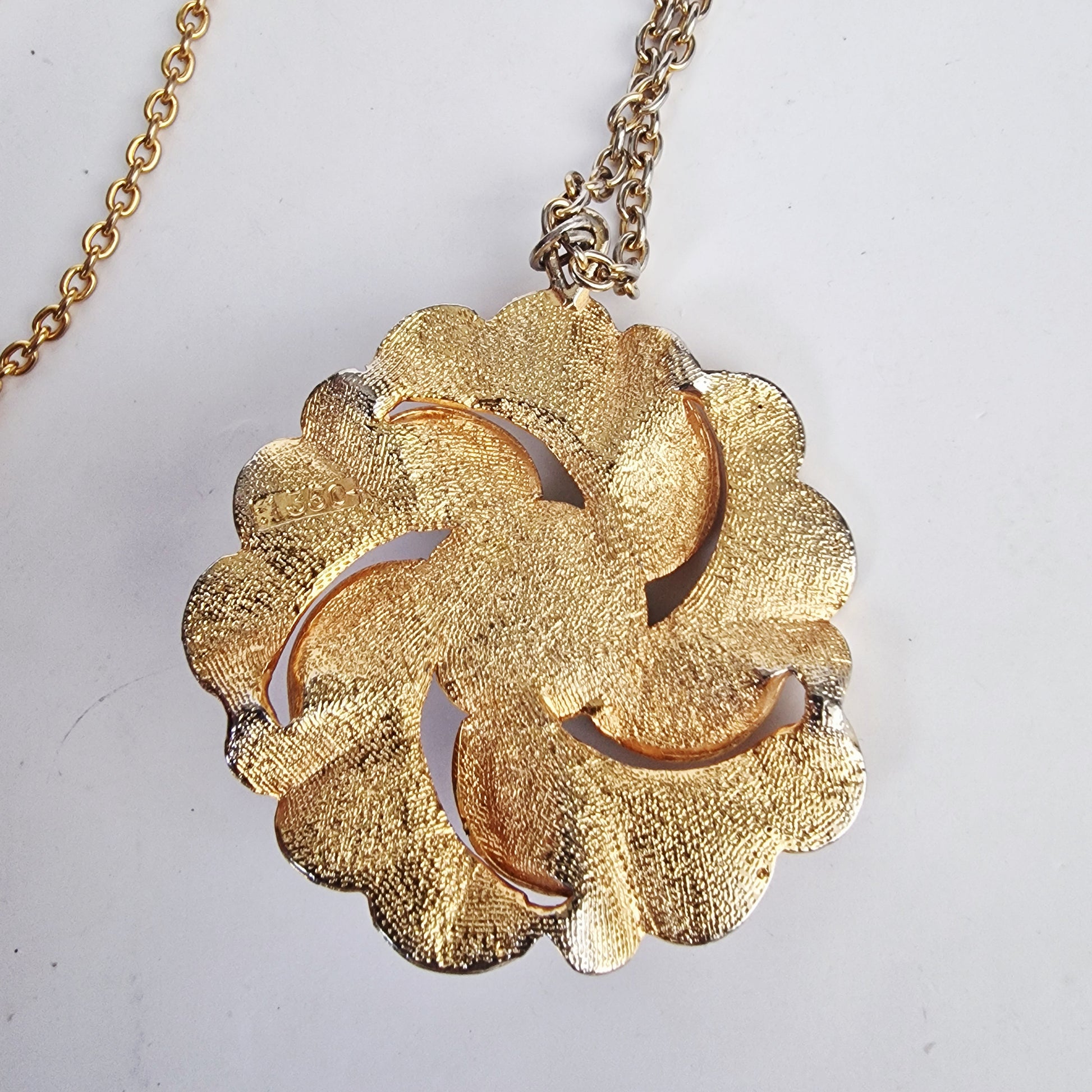 Vintage 1970s Gold-Tone Floral Statement Pendant Necklace Green Glass Cabochon – photo 5