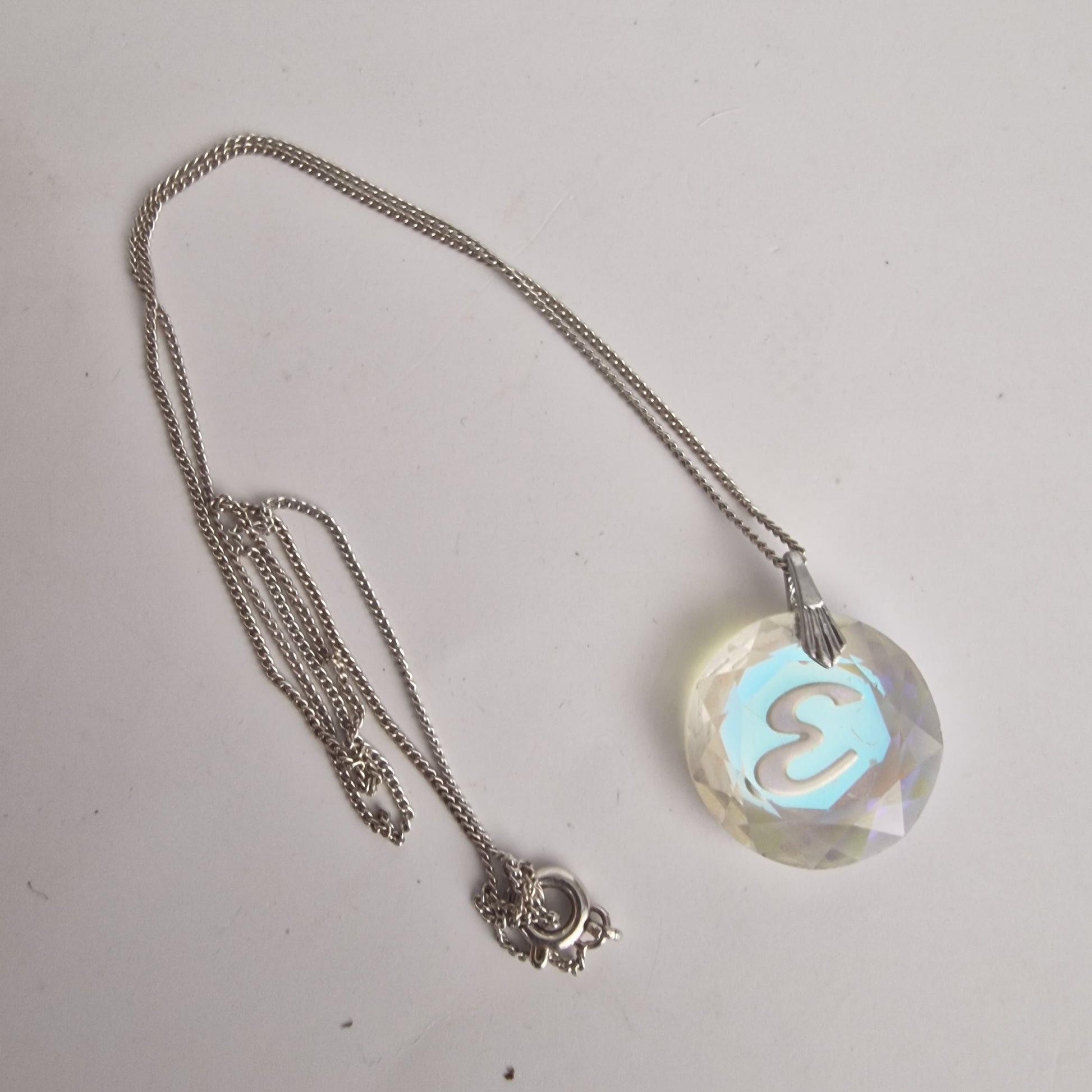 Vintage 1980s Silver-Tone Aurora Borealis Round Faceted Crystal Pendant Necklace – photo 4