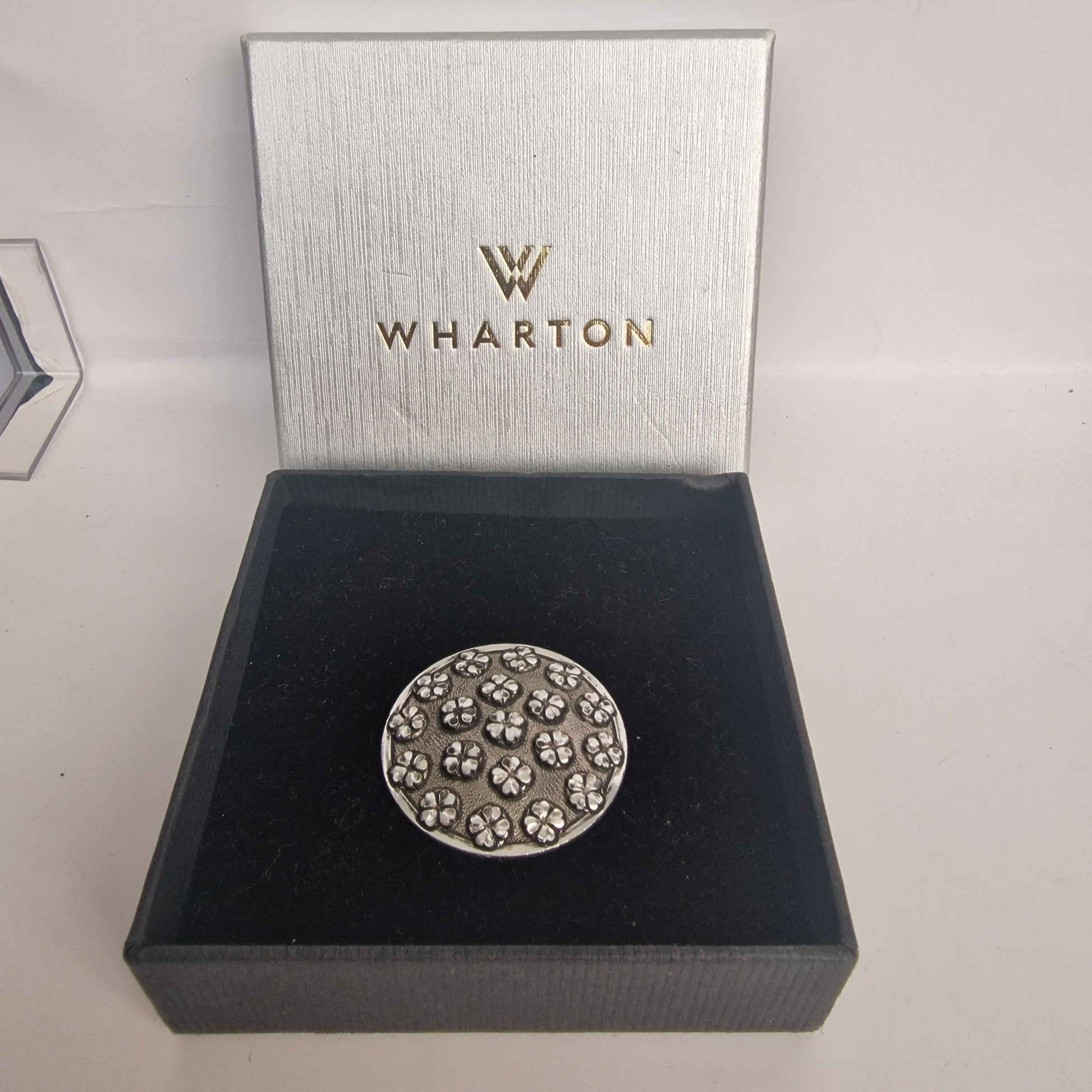 Vintage Wharton 1970s Silver-Tone Floral Round Disc Clip Brooch Clover Signed – photo 4