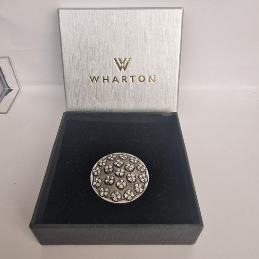 Vintage Wharton 1970s Silver-Tone Floral Round Disc Clip Brooch Clover Signed – photo 4