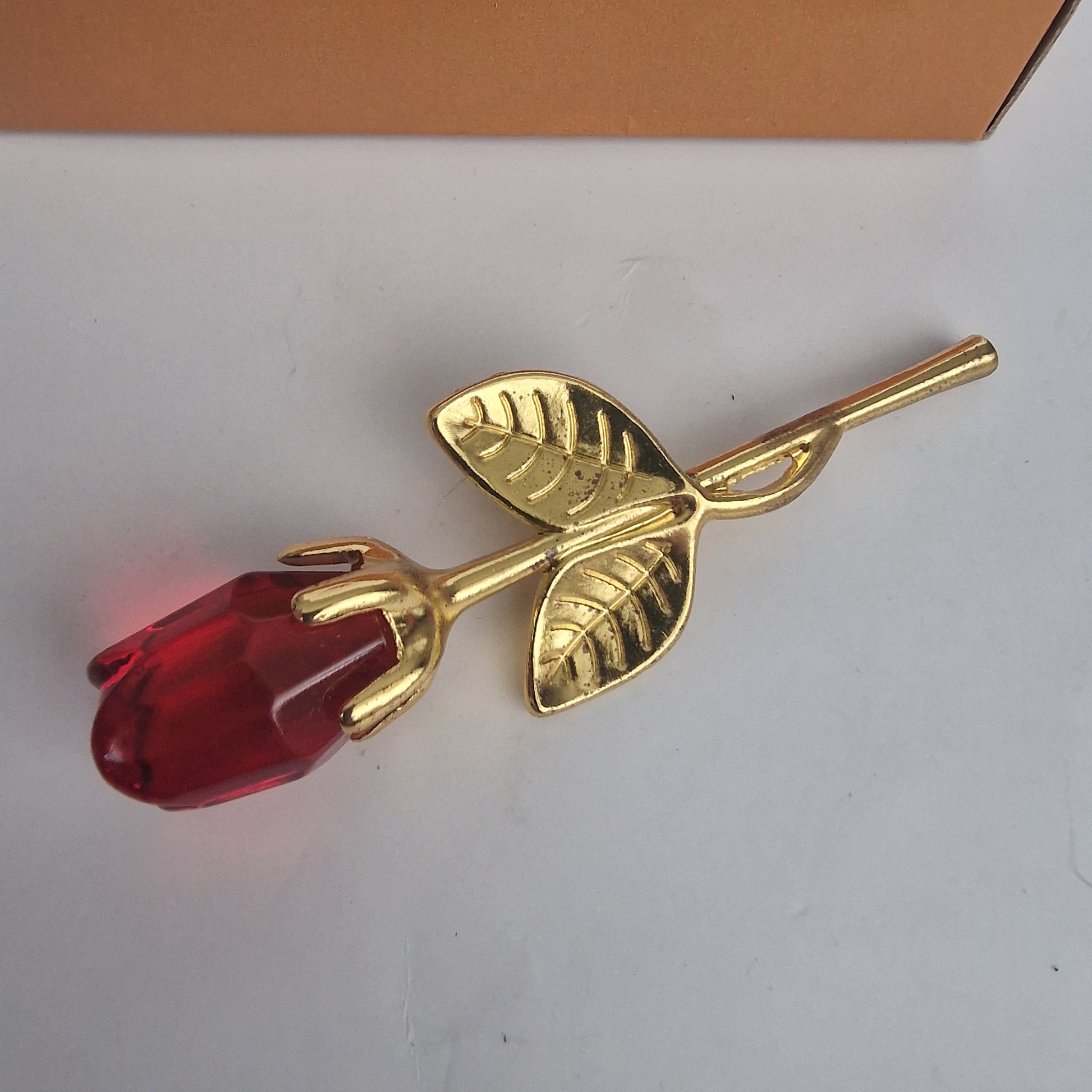 Vintage 1980s Gold-Tone Red Glass Rose Stem Figurine Romantic Floral Ornament – photo 2