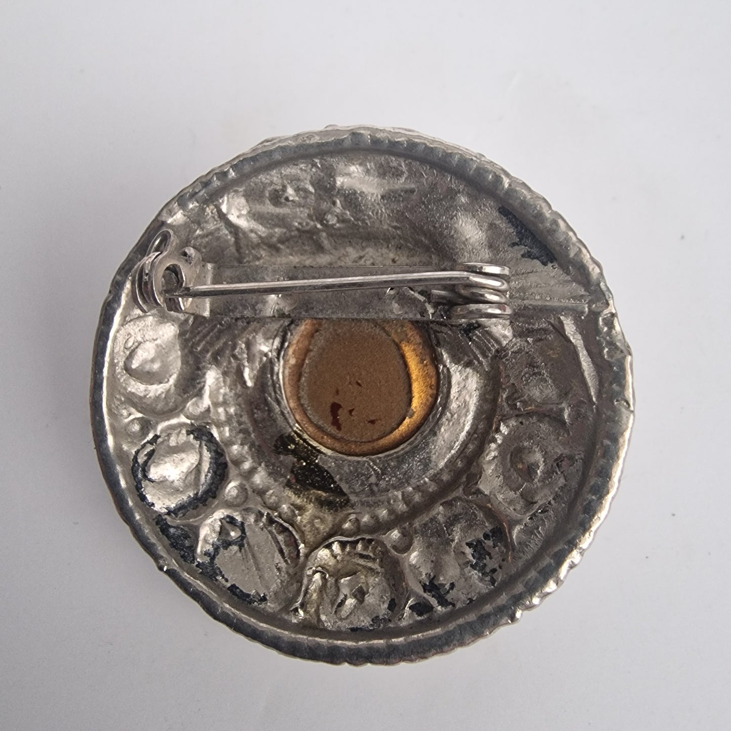 Vintage 1970s Silver-Tone Ornate Dome Brooch Amber Glass Rhinestone Costume Pin – photo 2