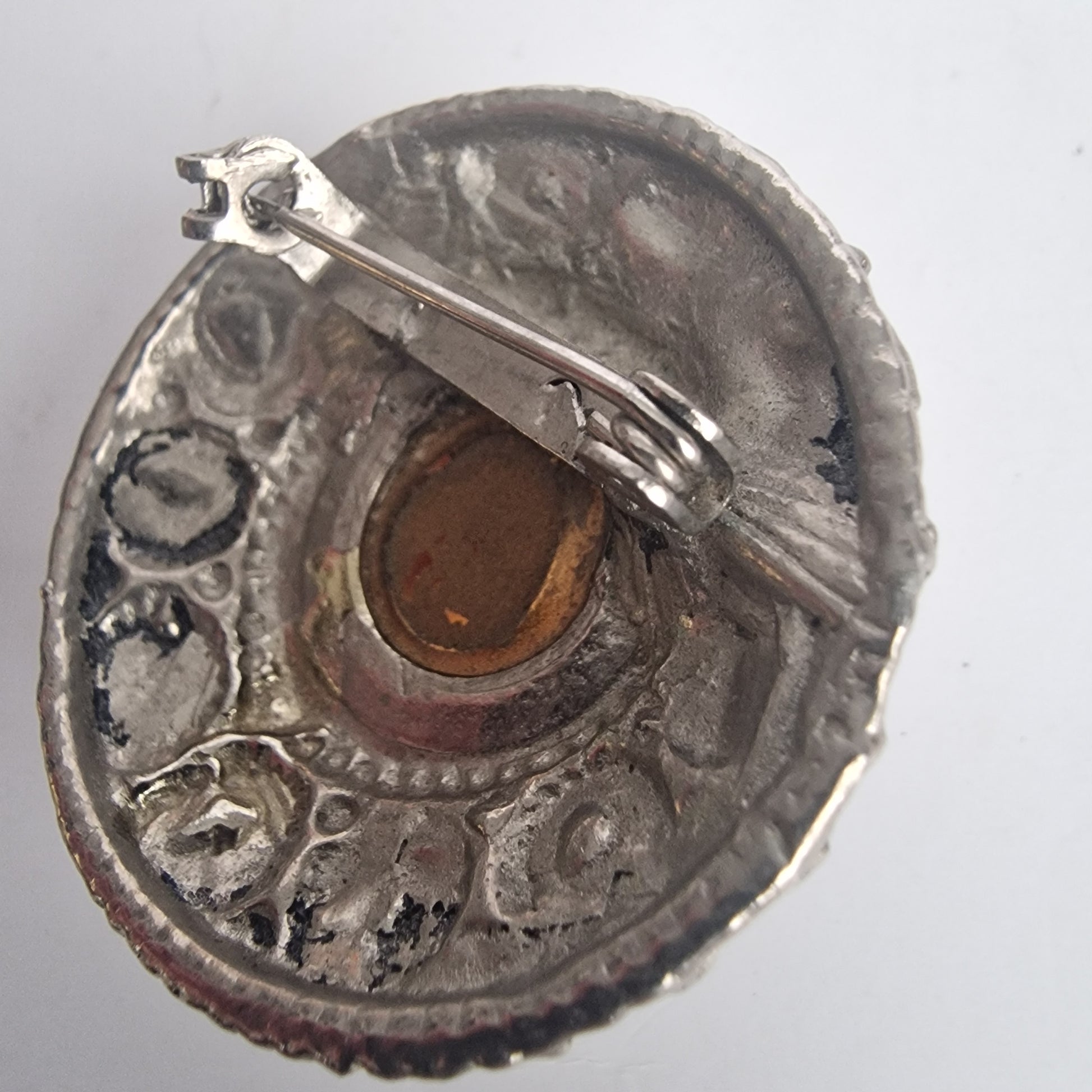 Vintage 1970s Silver-Tone Ornate Dome Brooch Amber Glass Rhinestone Costume Pin – photo 3