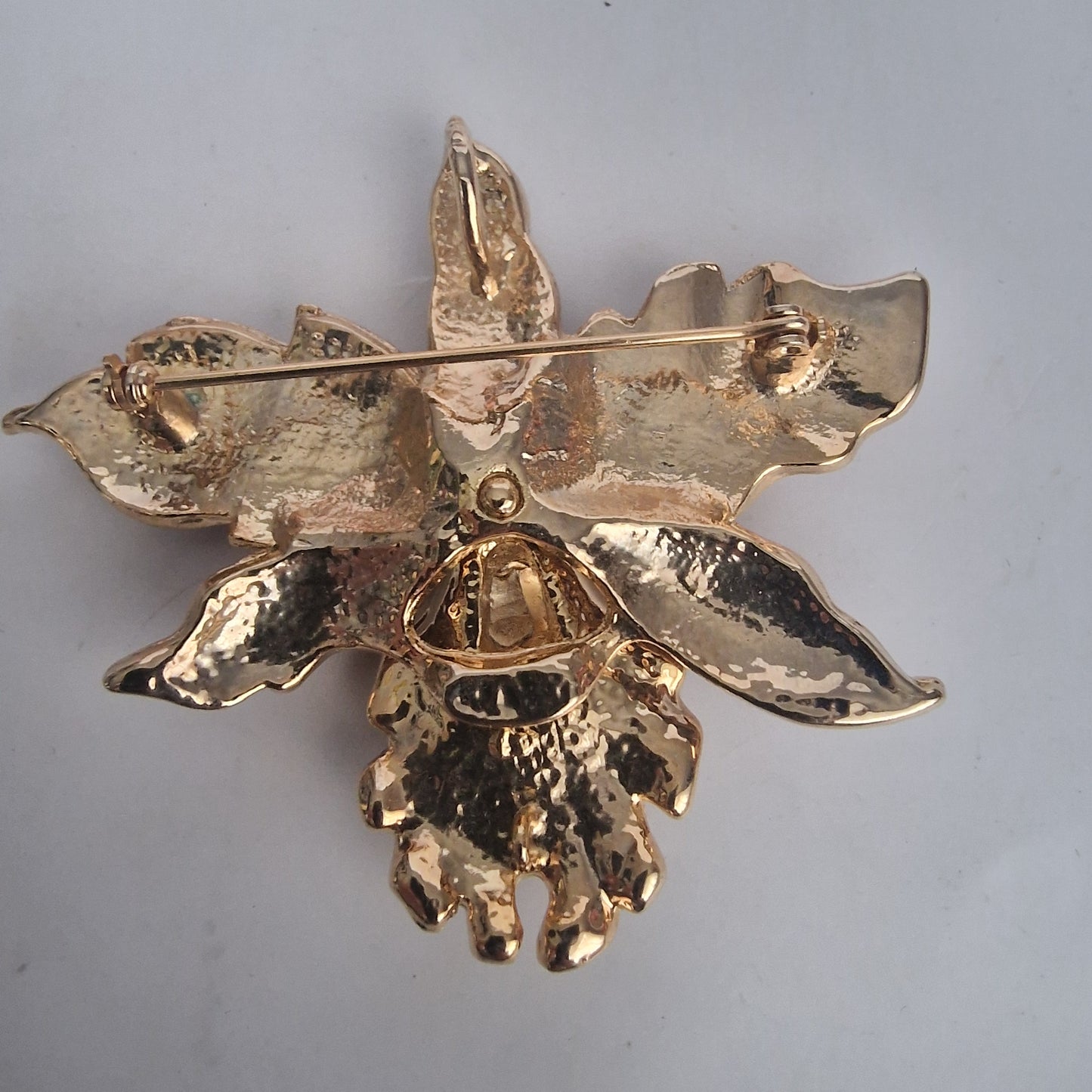 Vintage 1970s Gold-Tone Purple Enamel Orchid Flower Brooch Costume Floral Pin – photo 4