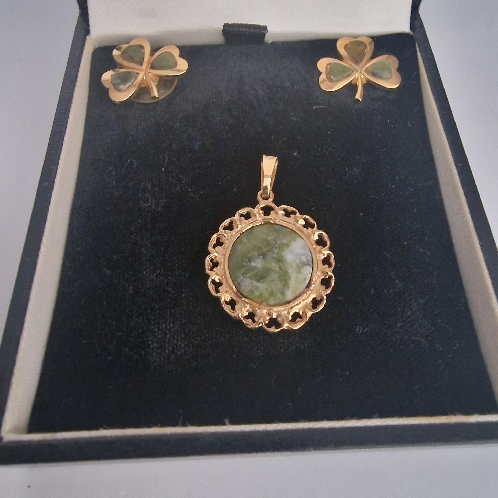 Vintage Claddagh 1970s Gold-Tone Connemara Marble Shamrock Pendant Earrings Set – photo 2