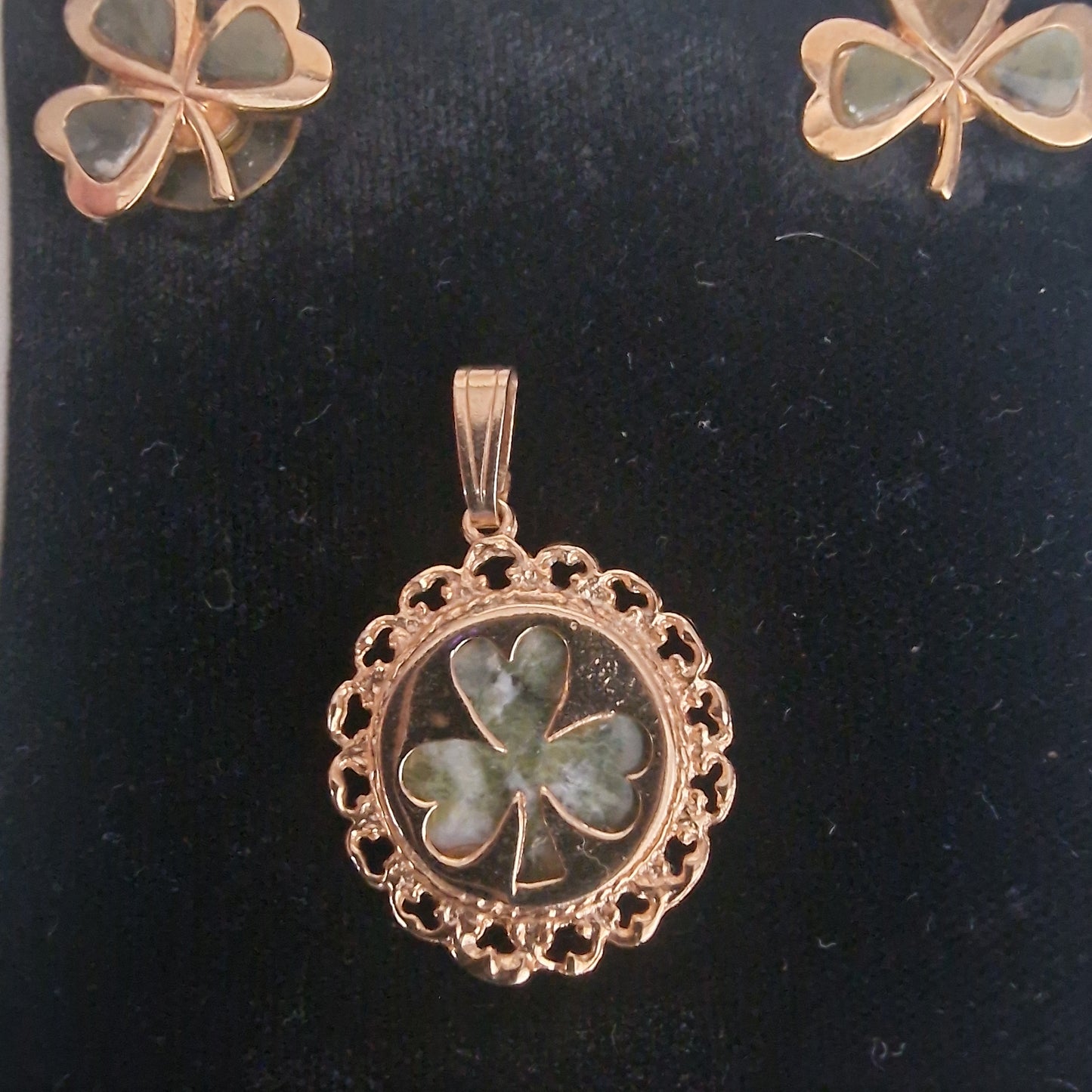 Vintage Claddagh 1970s Gold-Tone Connemara Marble Shamrock Pendant Earrings Set – photo 3