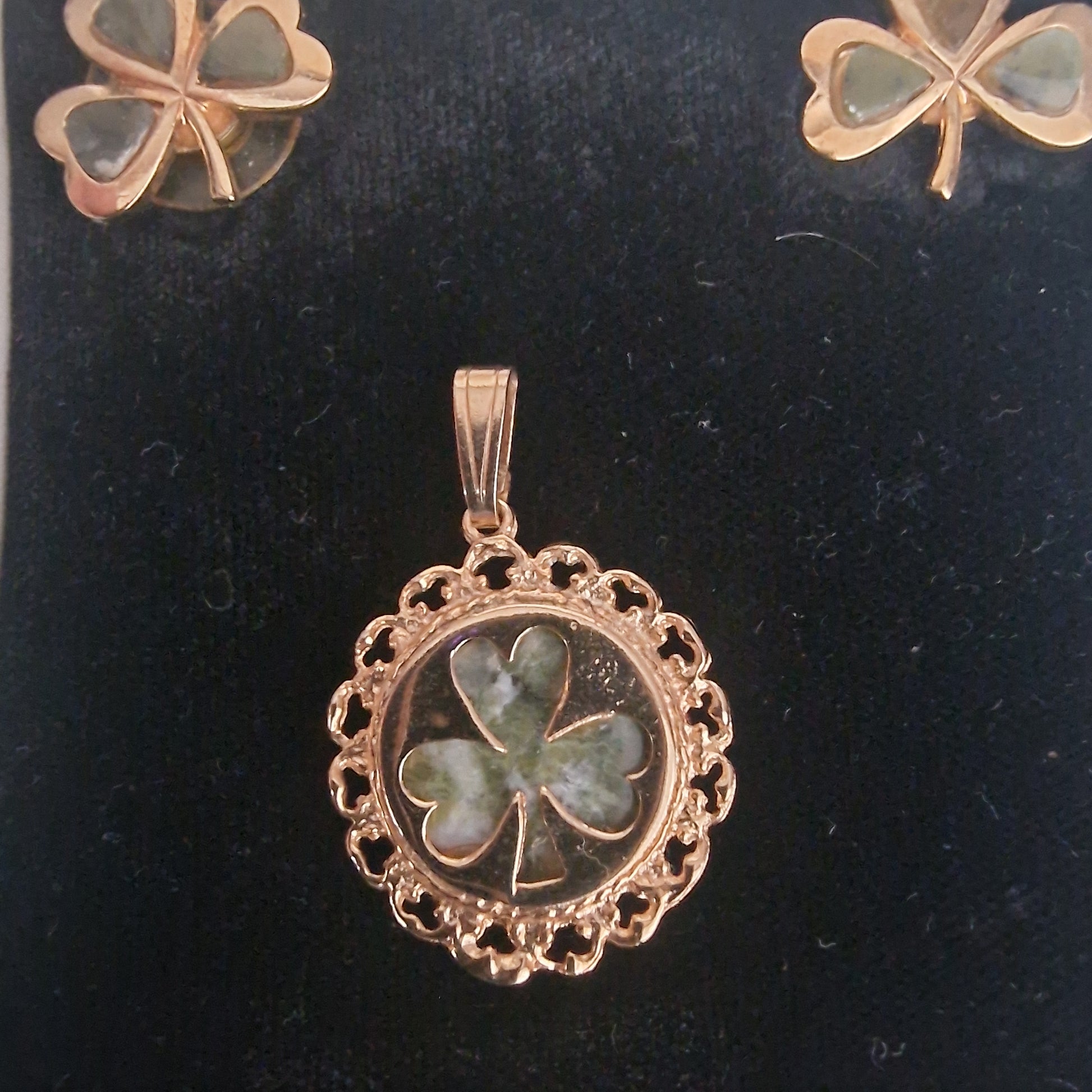 Vintage Claddagh 1970s Gold-Tone Connemara Marble Shamrock Pendant Earrings Set – photo 3