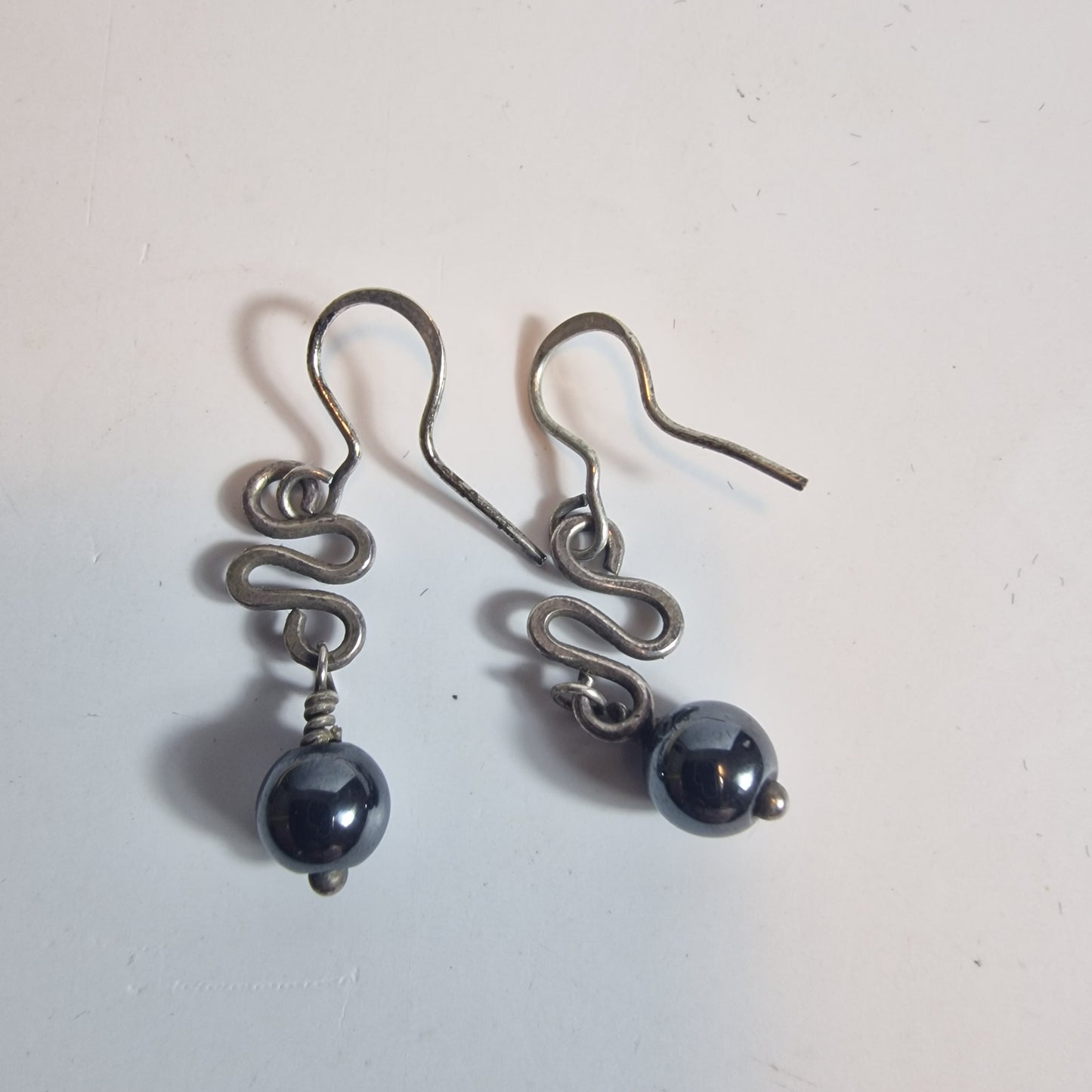Vintage 1970s Silver-Tone Hematite Bead Drop Earrings Wire Scroll Dangle Pierced