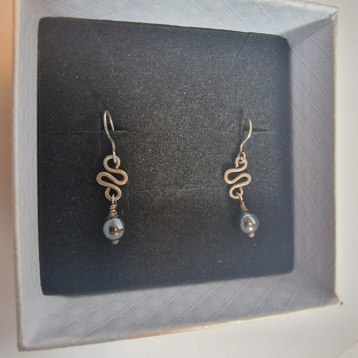 Vintage 1970s Silver-Tone Hematite Bead Drop Earrings Wire Scroll Dangle Pierced – photo 4