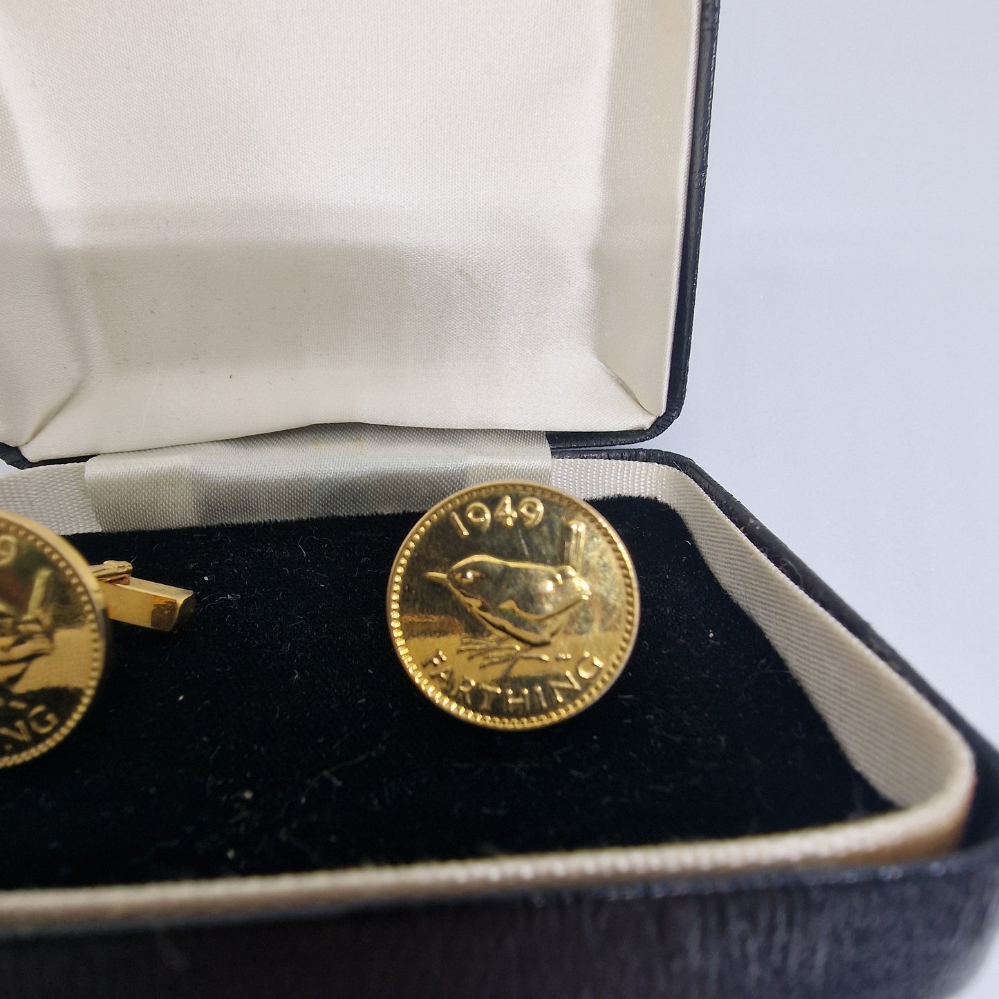 Vintage 1950s Gold-Tone British Farthing Coin Cufflinks Wren Figural Boxed Men – photo 4