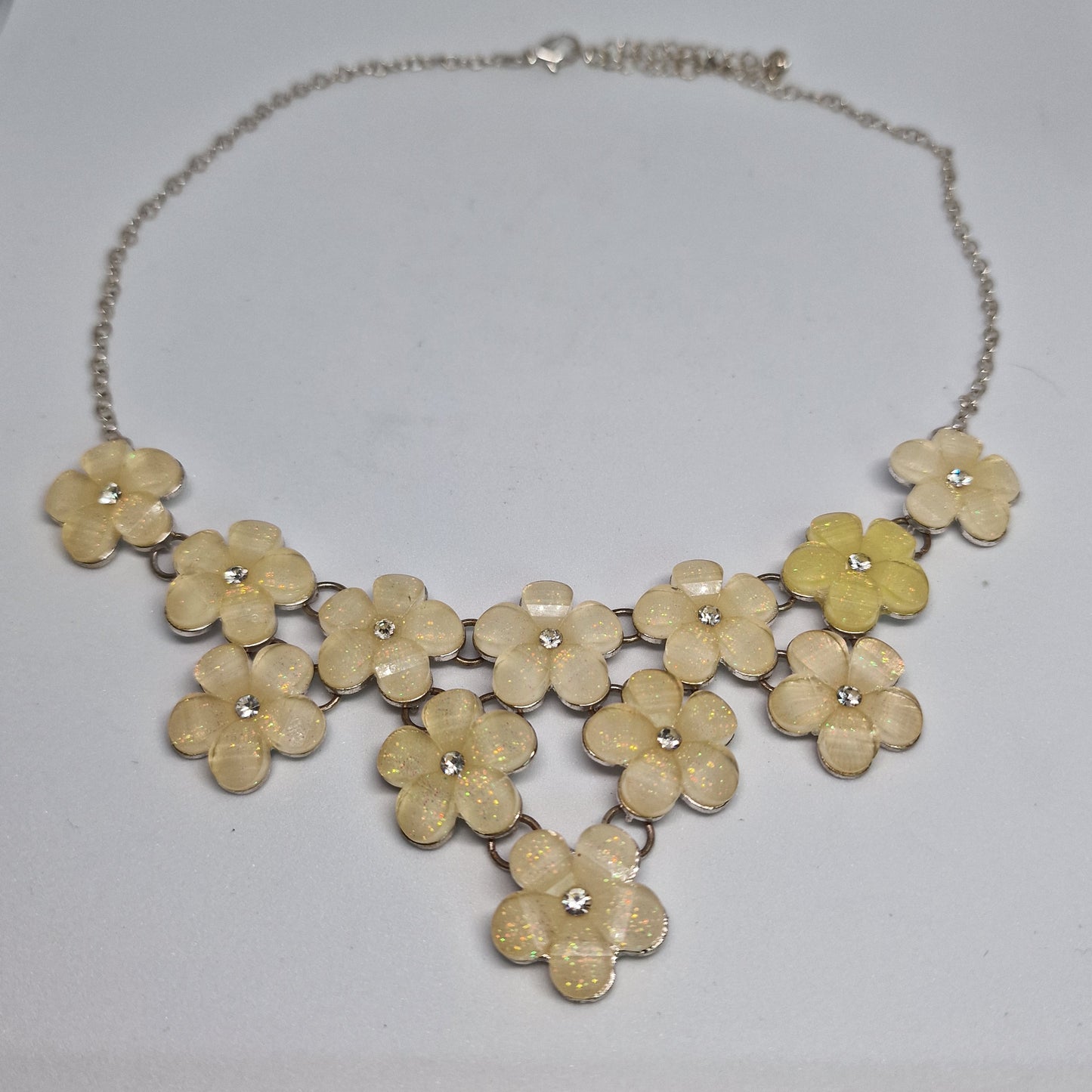Vintage 1970s Silver-Tone Ivory Plastic Floral Cascading Bib Necklace Rhinestone – photo 5