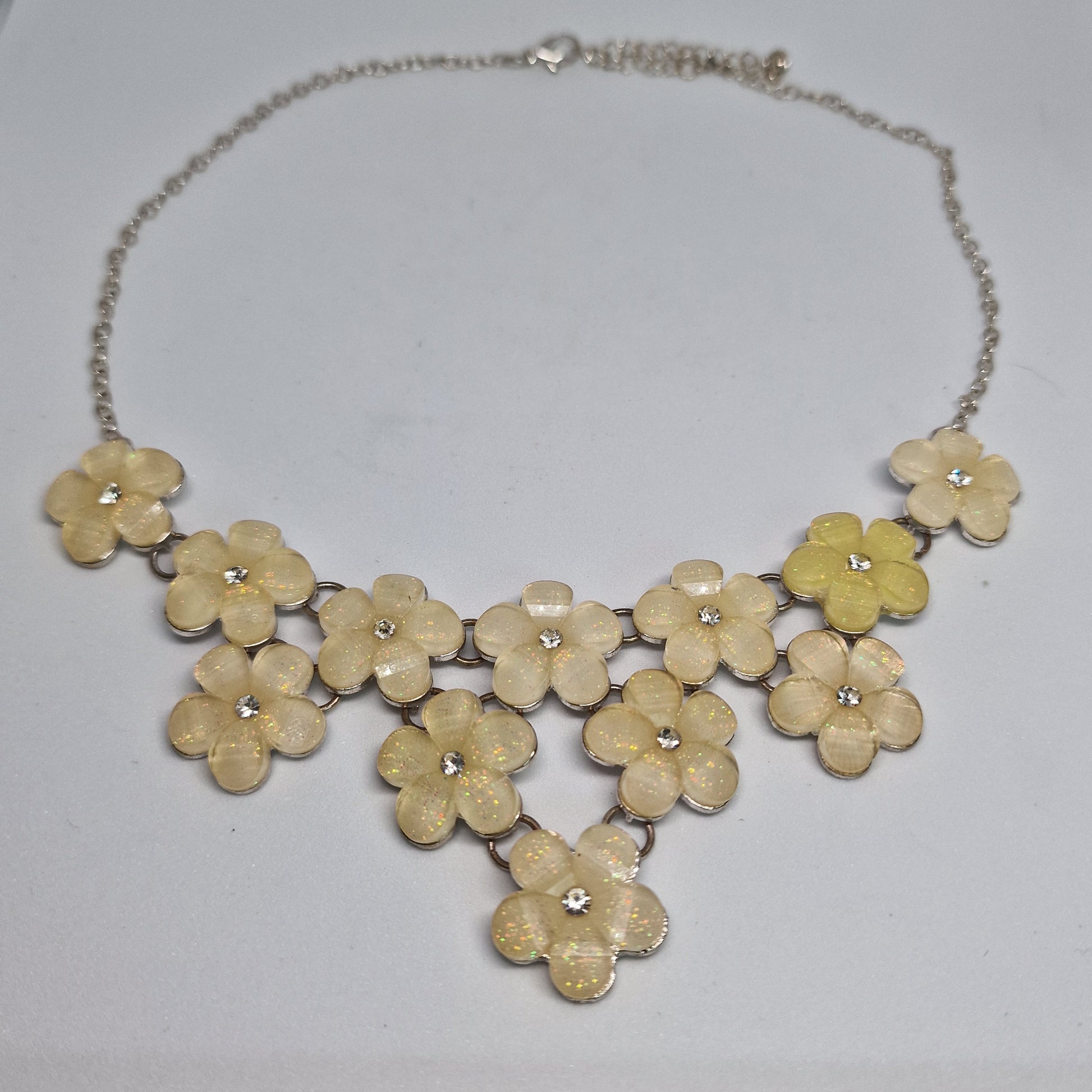 Vintage 1970s Silver-Tone Ivory Plastic Floral Cascading Bib Necklace Rhinestone – photo 5
