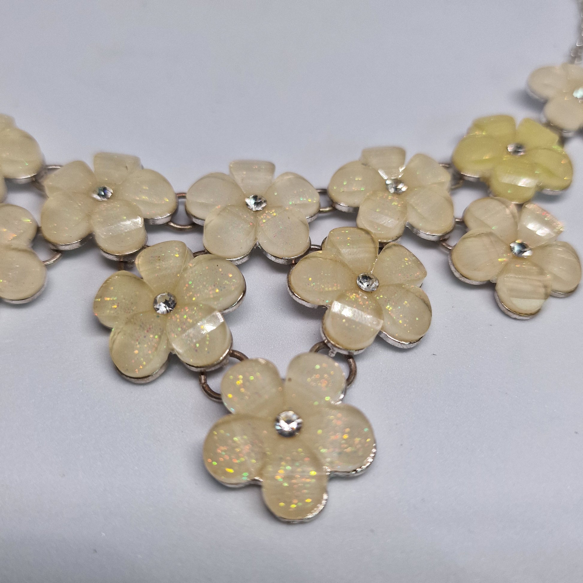 Vintage 1970s Silver-Tone Ivory Plastic Floral Cascading Bib Necklace Rhinestone – photo 7