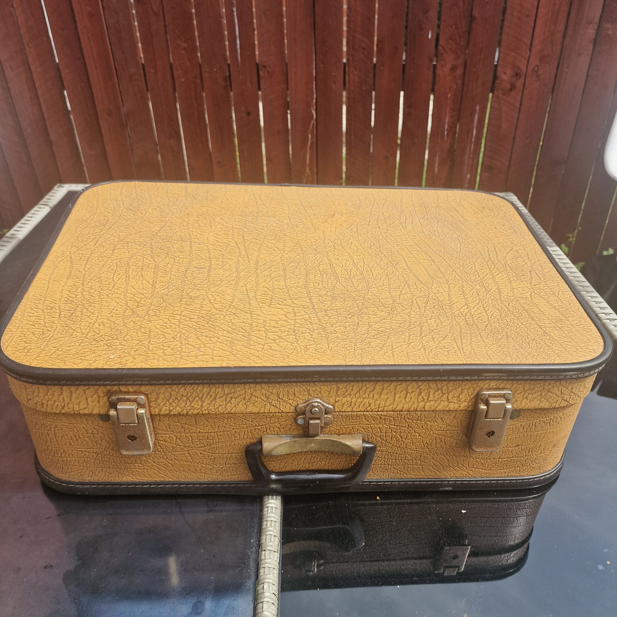 Vintage 1970s Soviet Mustard Tan Vinyl Faux Leather Hard Sided Suitcase Luggage – photo 2